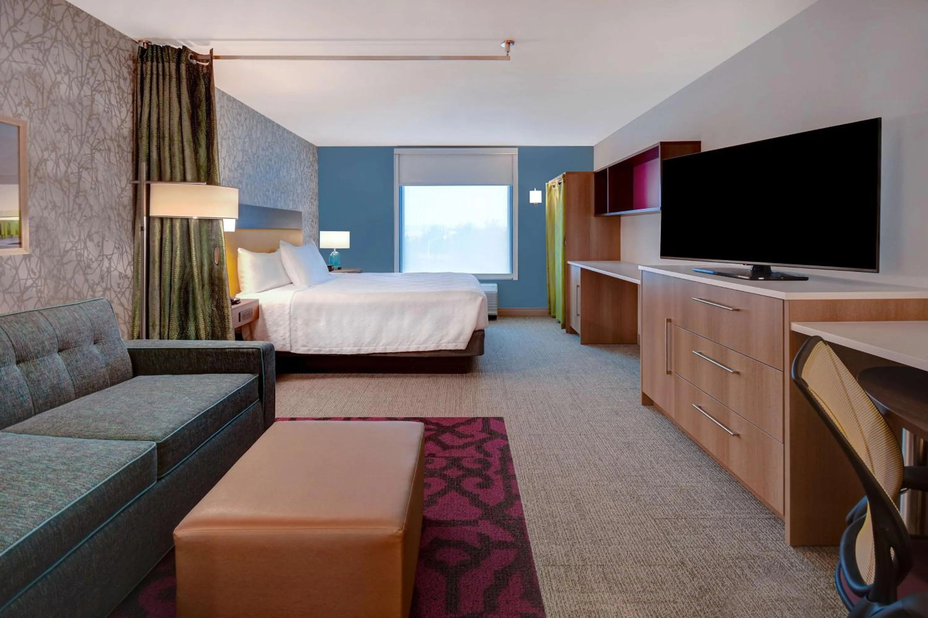 TV and multimedia, Bed in Home2 Suites East Hanover, NJ