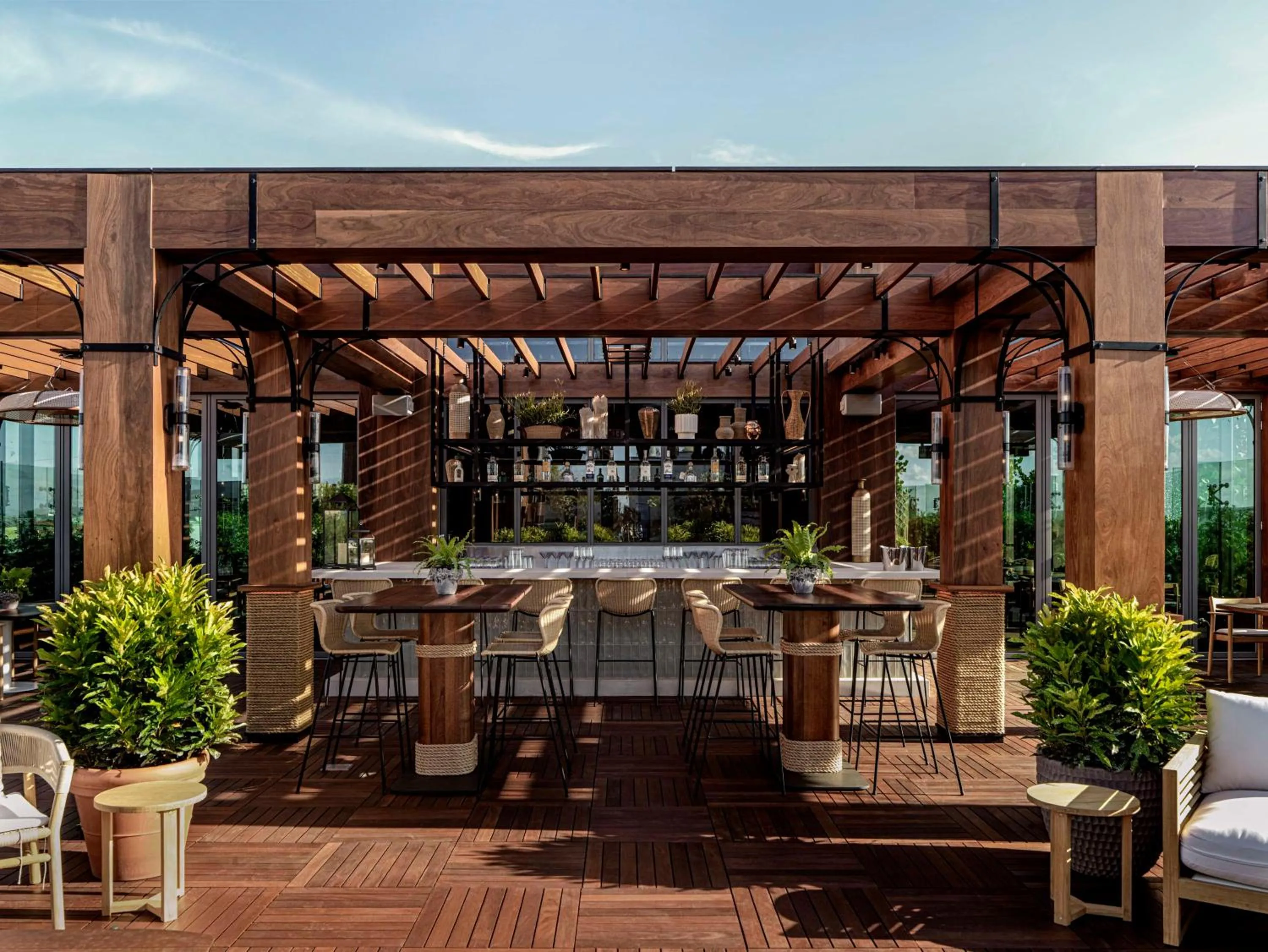 Lounge or bar in The Ray Hotel Delray Beach, Curio Collection By Hilton