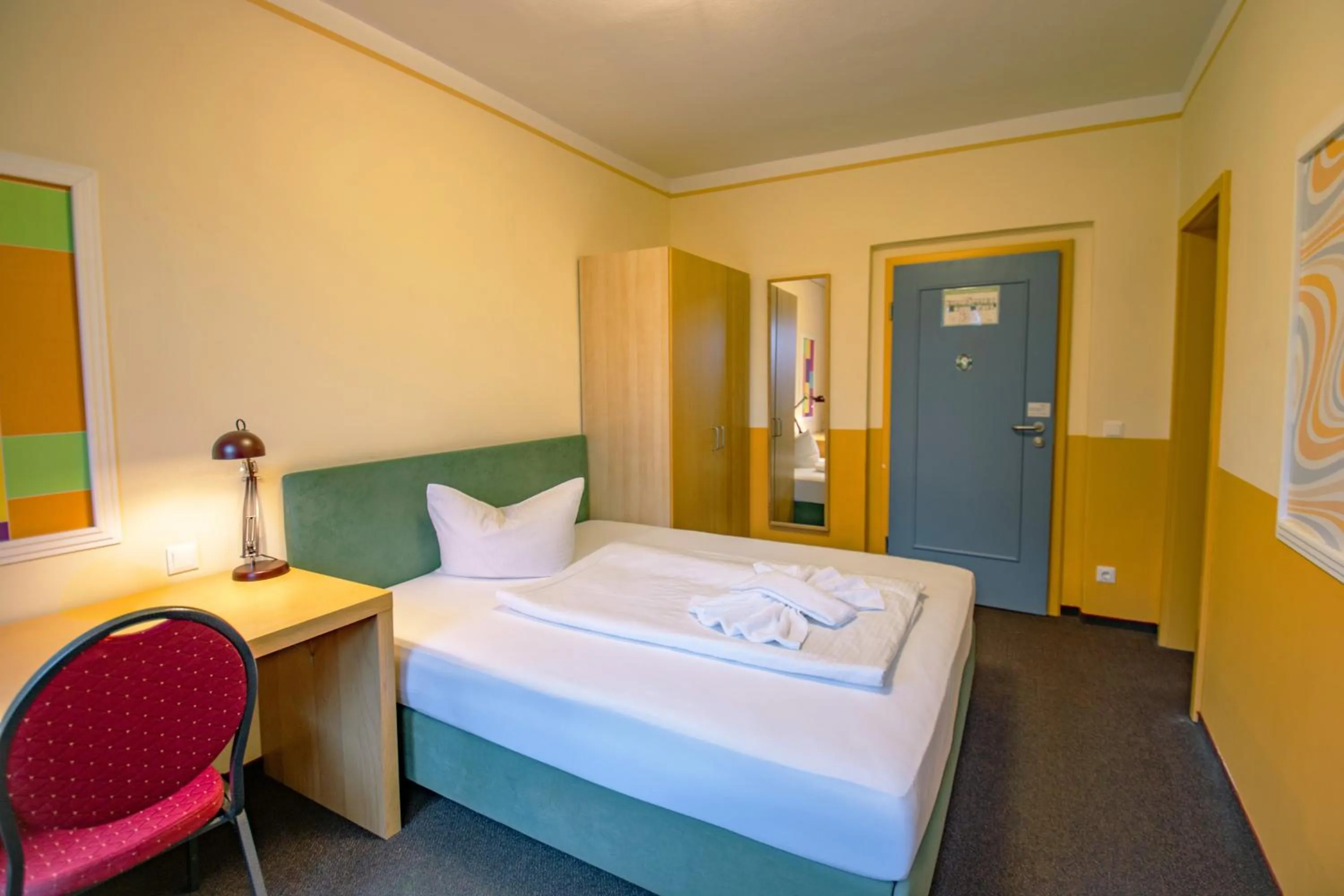 Photo of the whole room, Bed in Hotel Schloss Nebra