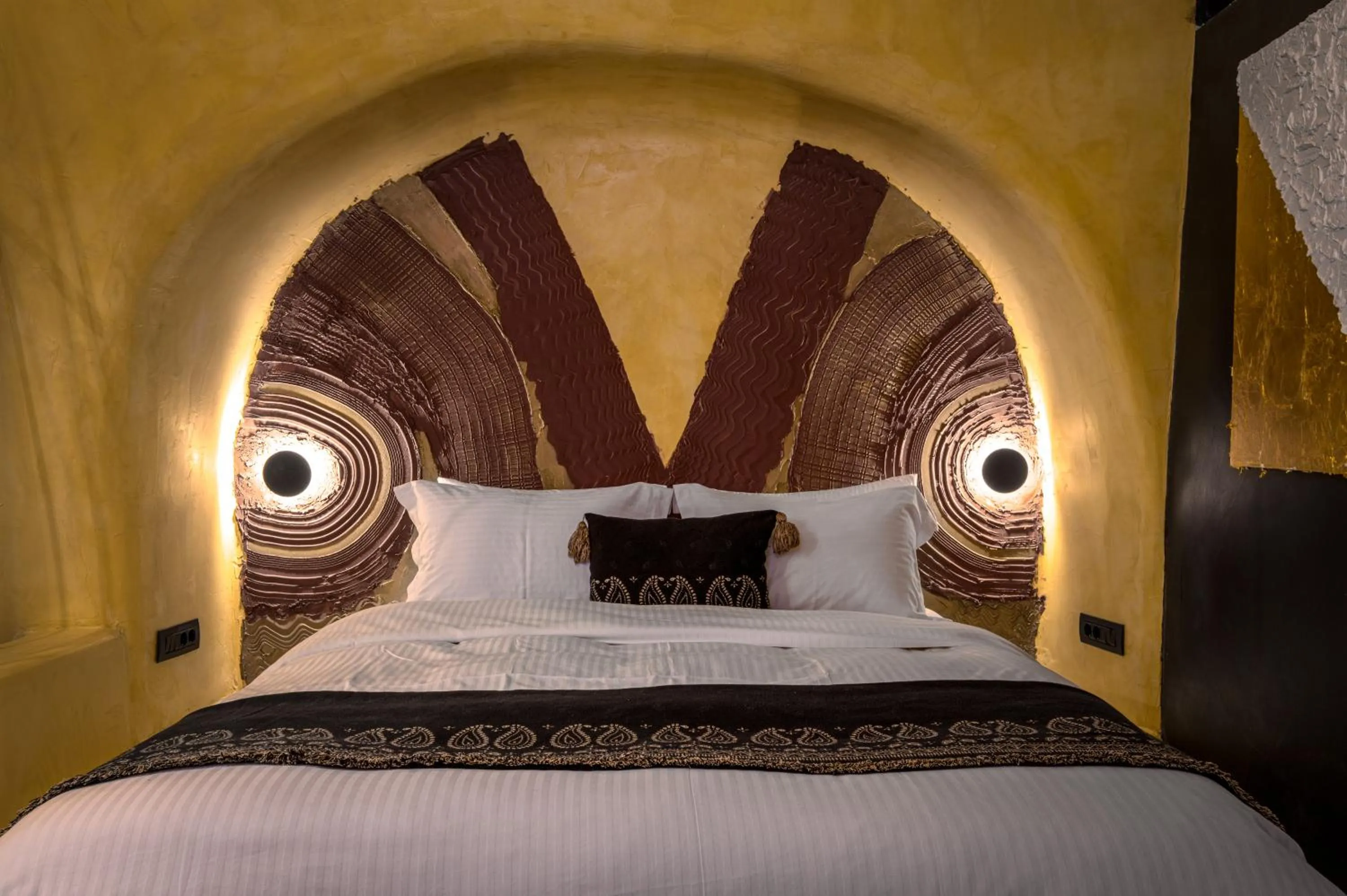 Bed in Canyon Santorini