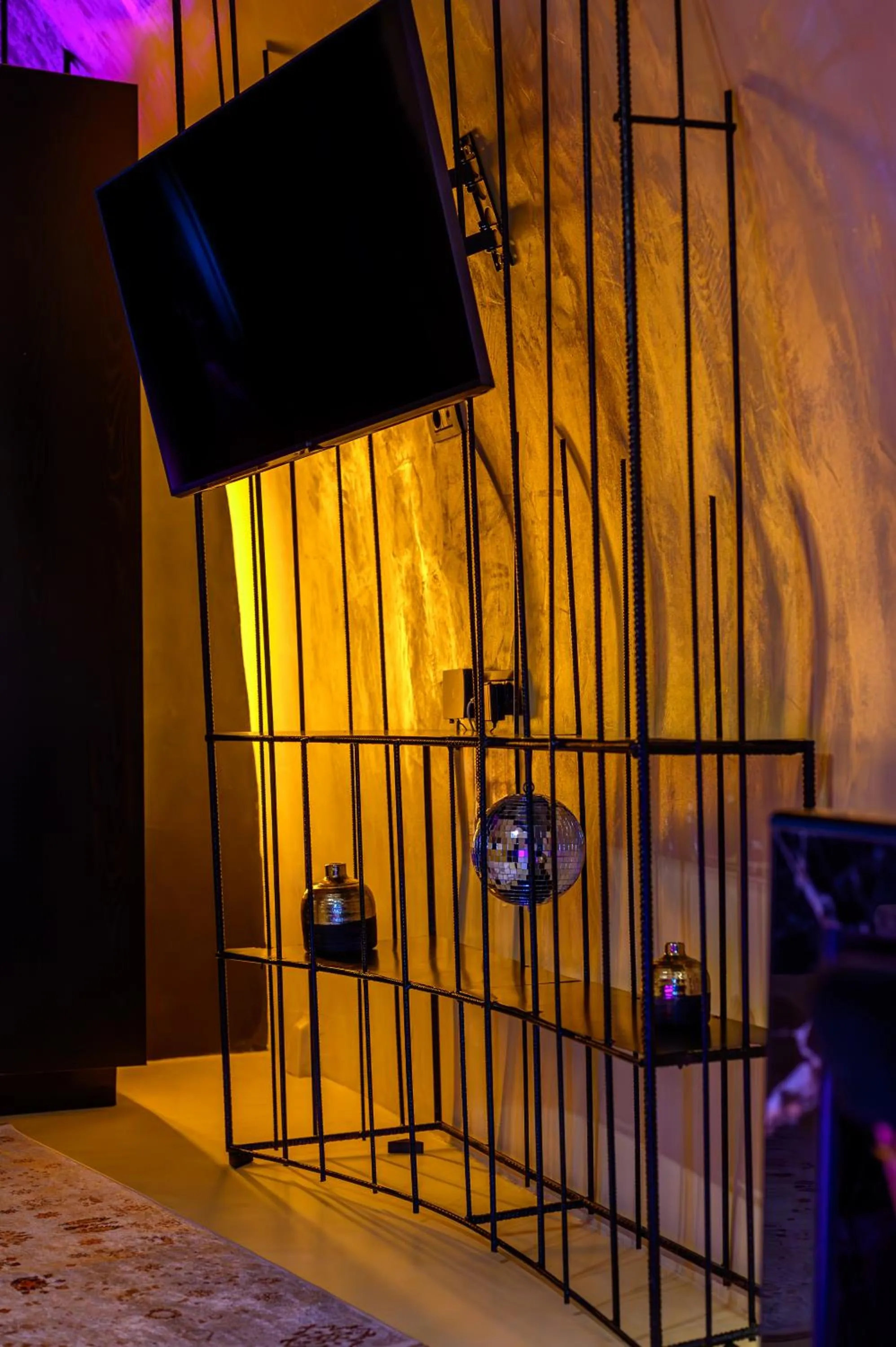 TV and multimedia in Canyon Santorini