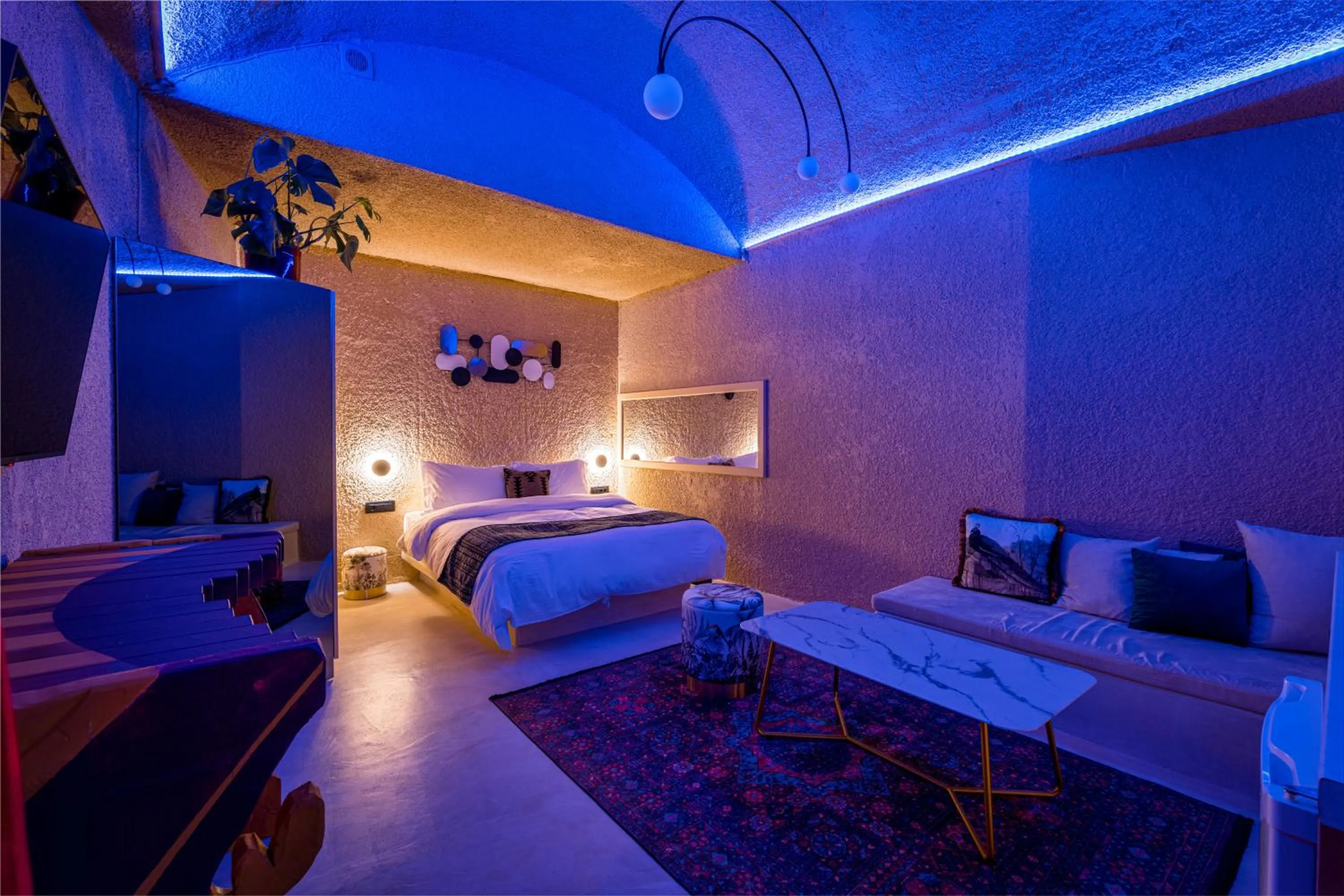 Evening entertainment, Bed in Canyon Santorini