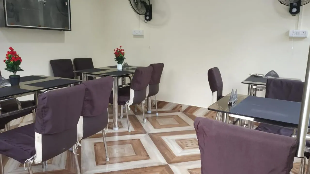 Restaurant/places to eat in HOTEL SHREESH (NEIL)