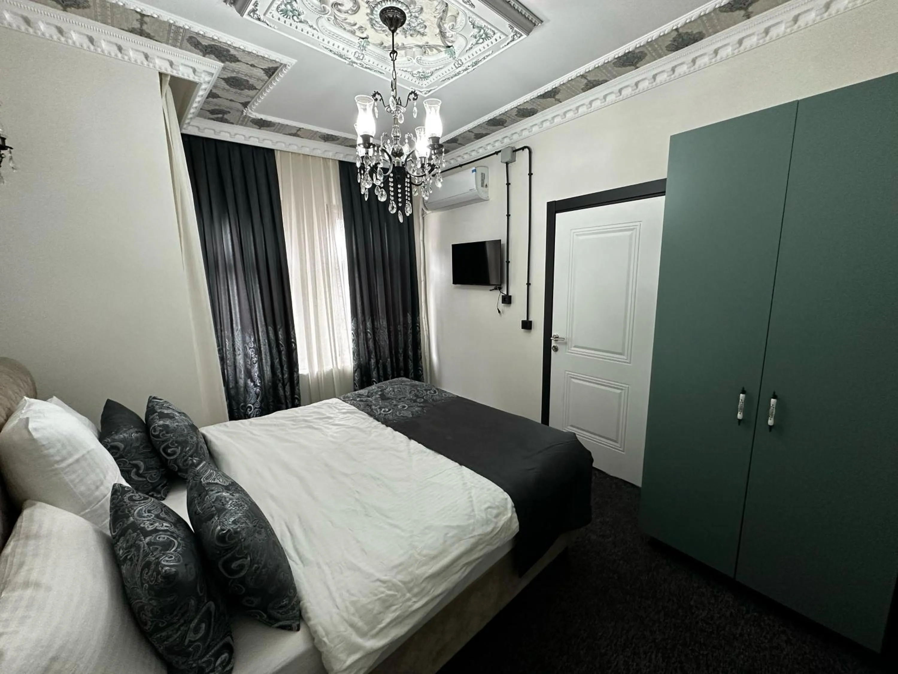 Bed in SEVEN ROSES APART HOTEL