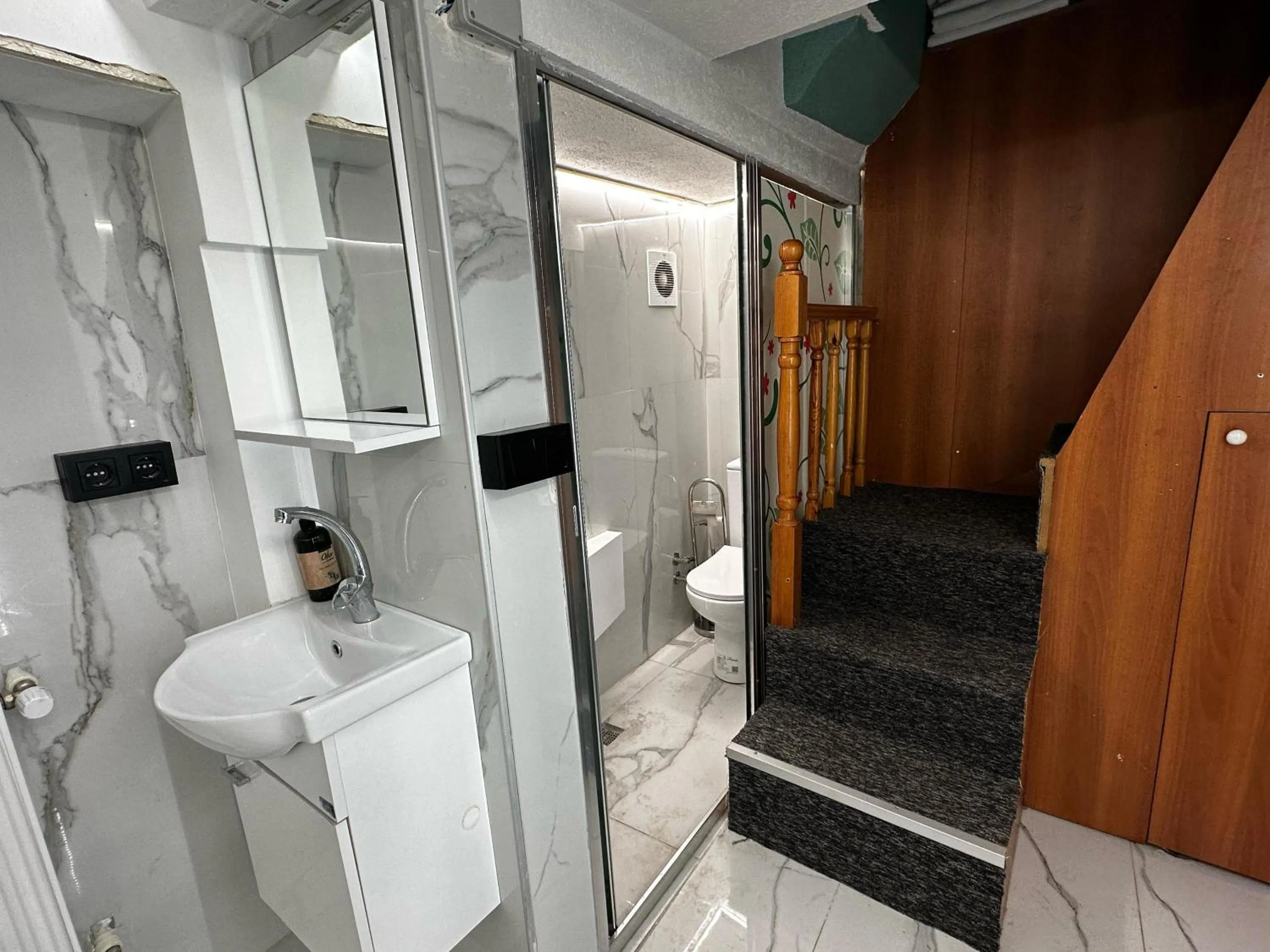 Toilet in SEVEN ROSES APART HOTEL