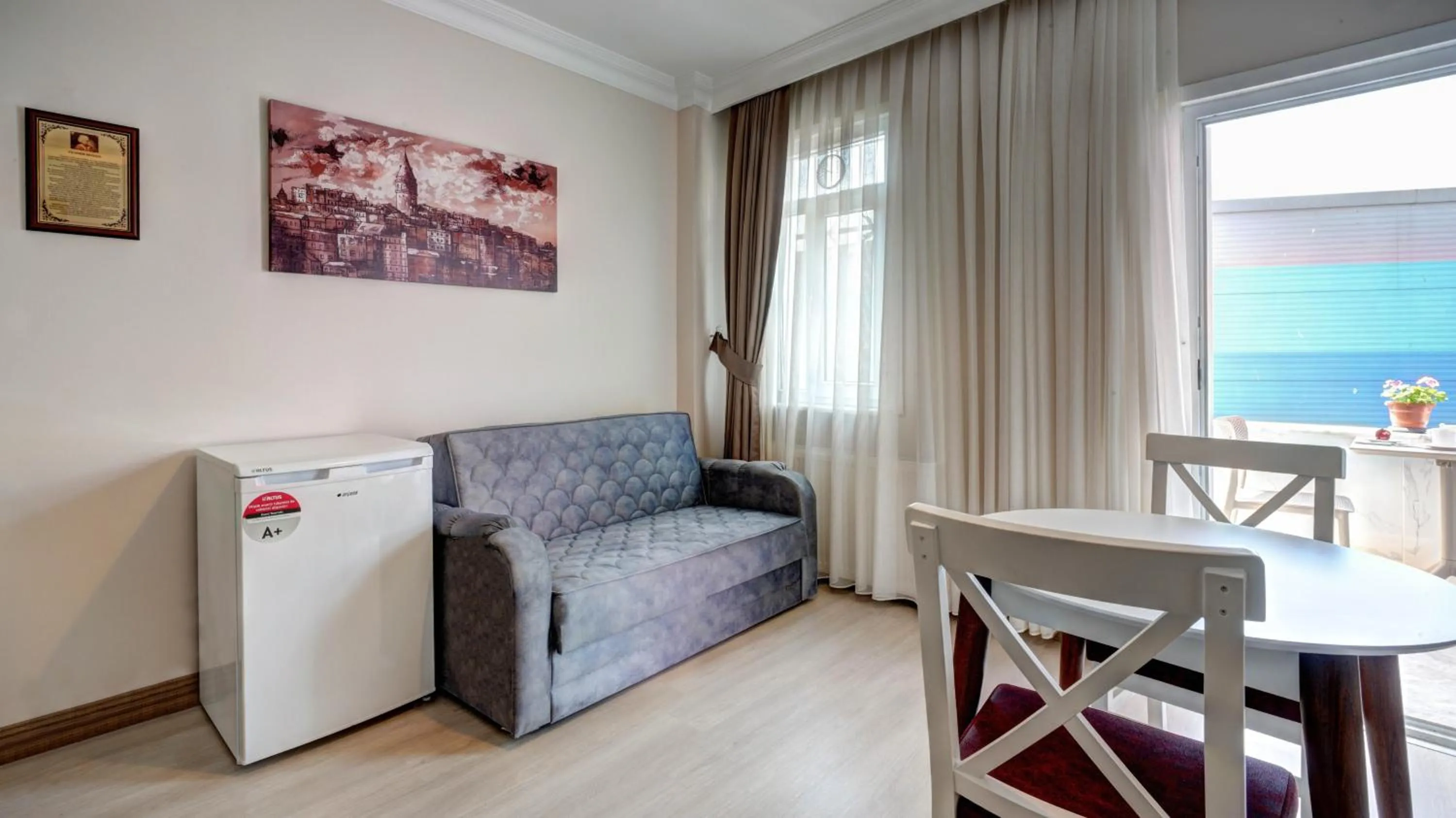 Communal lounge/ TV room in SEVEN ROSES APART HOTEL