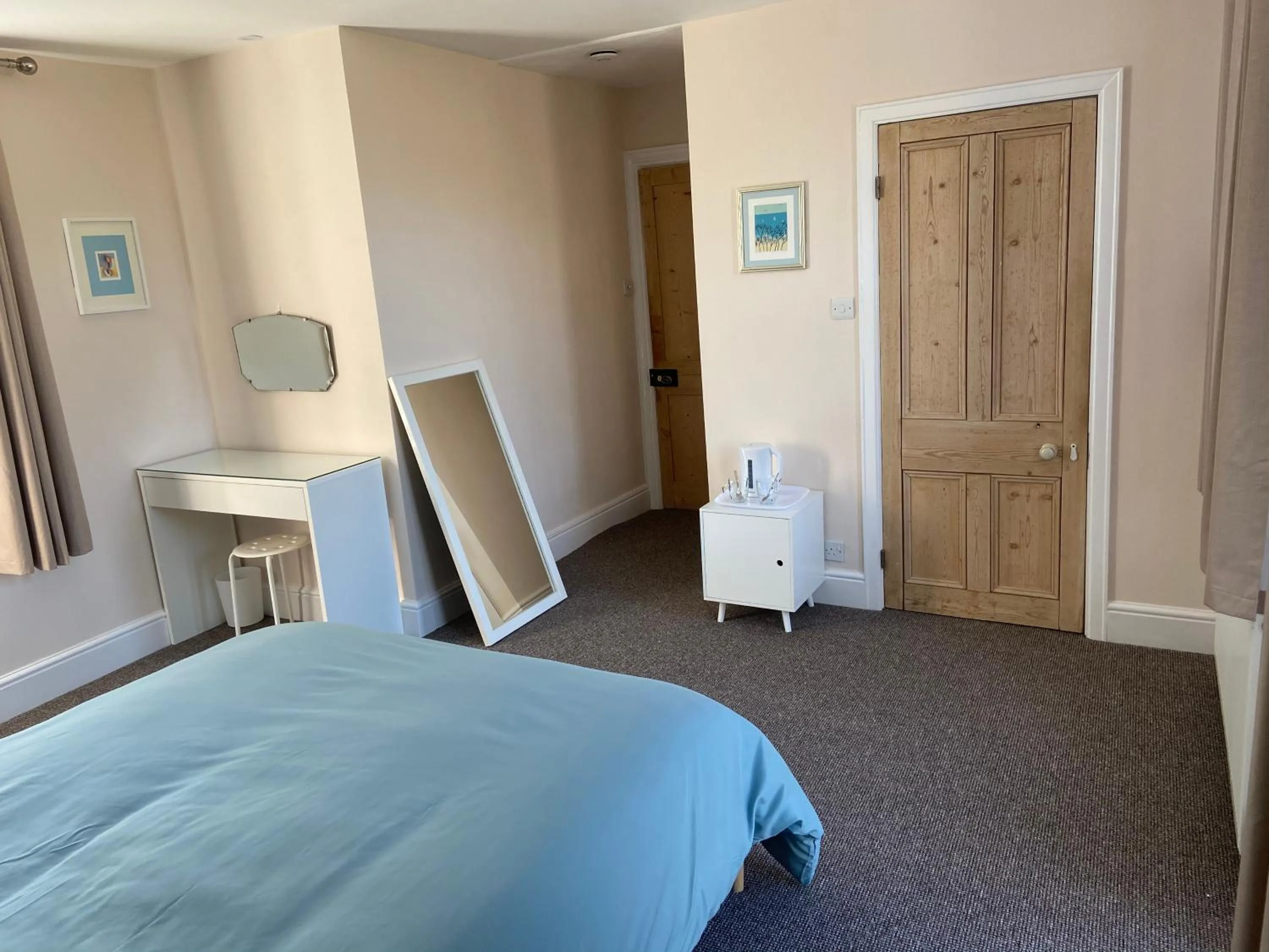 Bed in Homewood Airbnb, Combe Martin, Devon - 300m to the Beach!