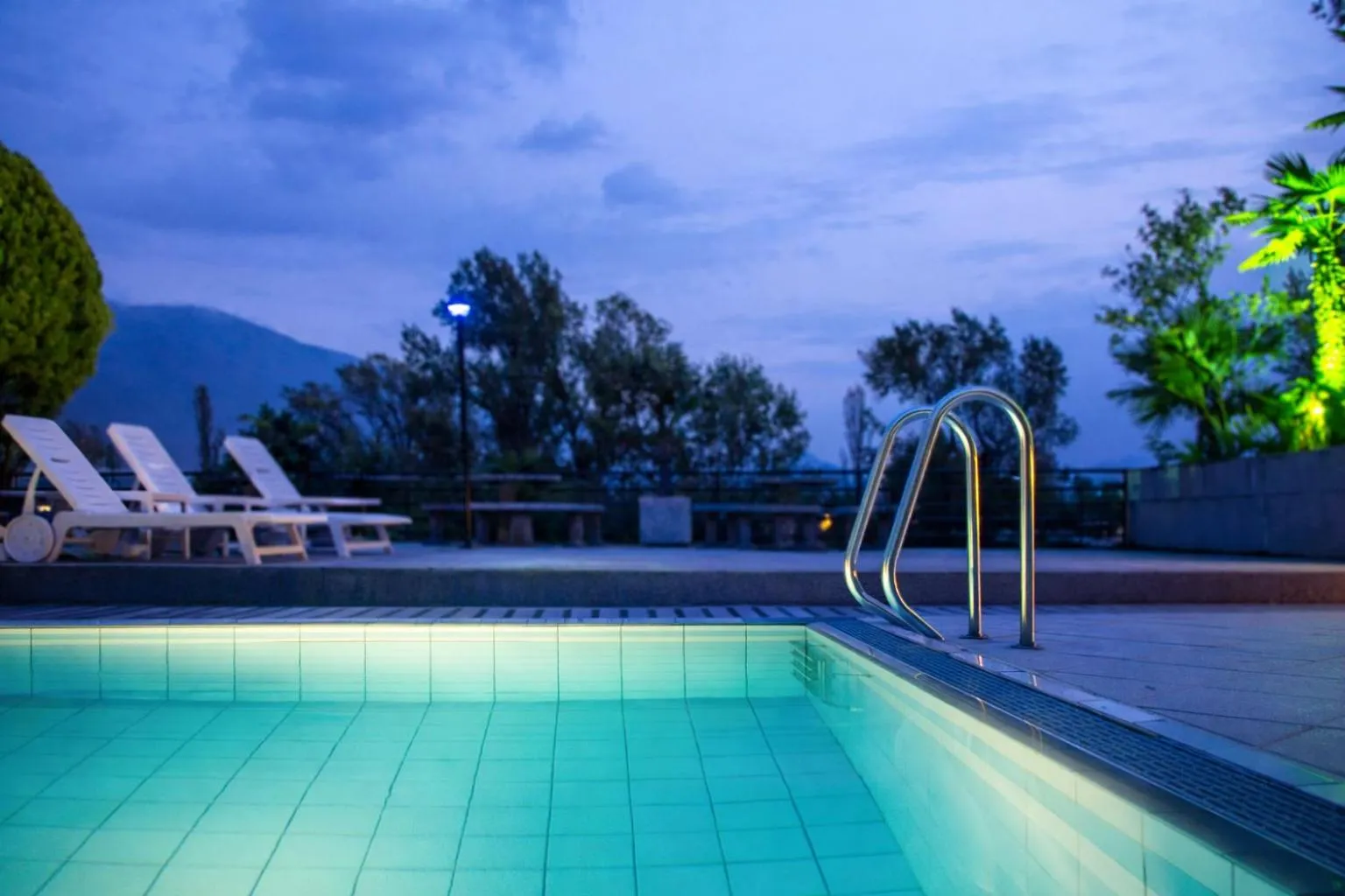 Swimming pool in Hotel Nessi Locarno