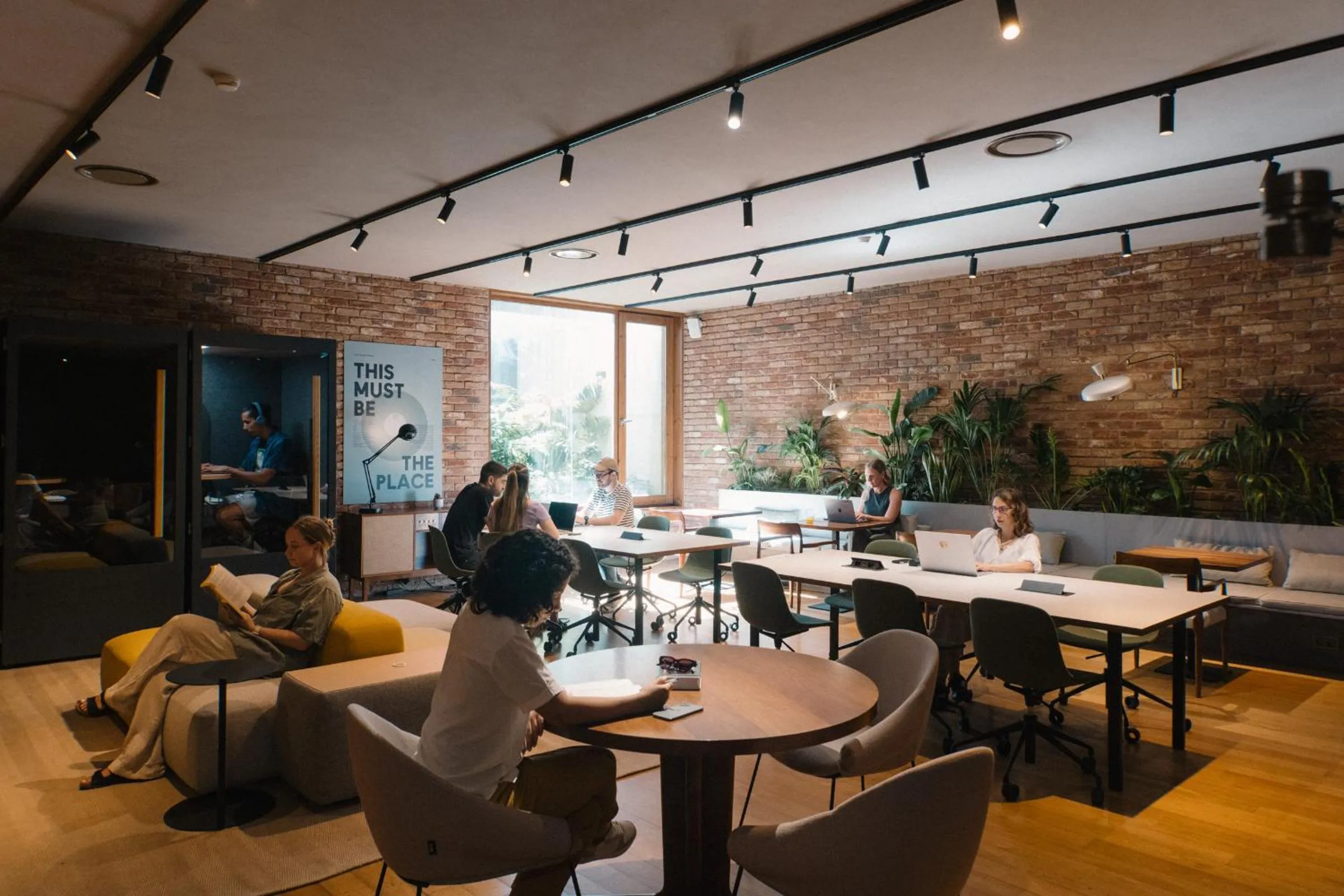 Business facilities in Outsite Porto Mouco