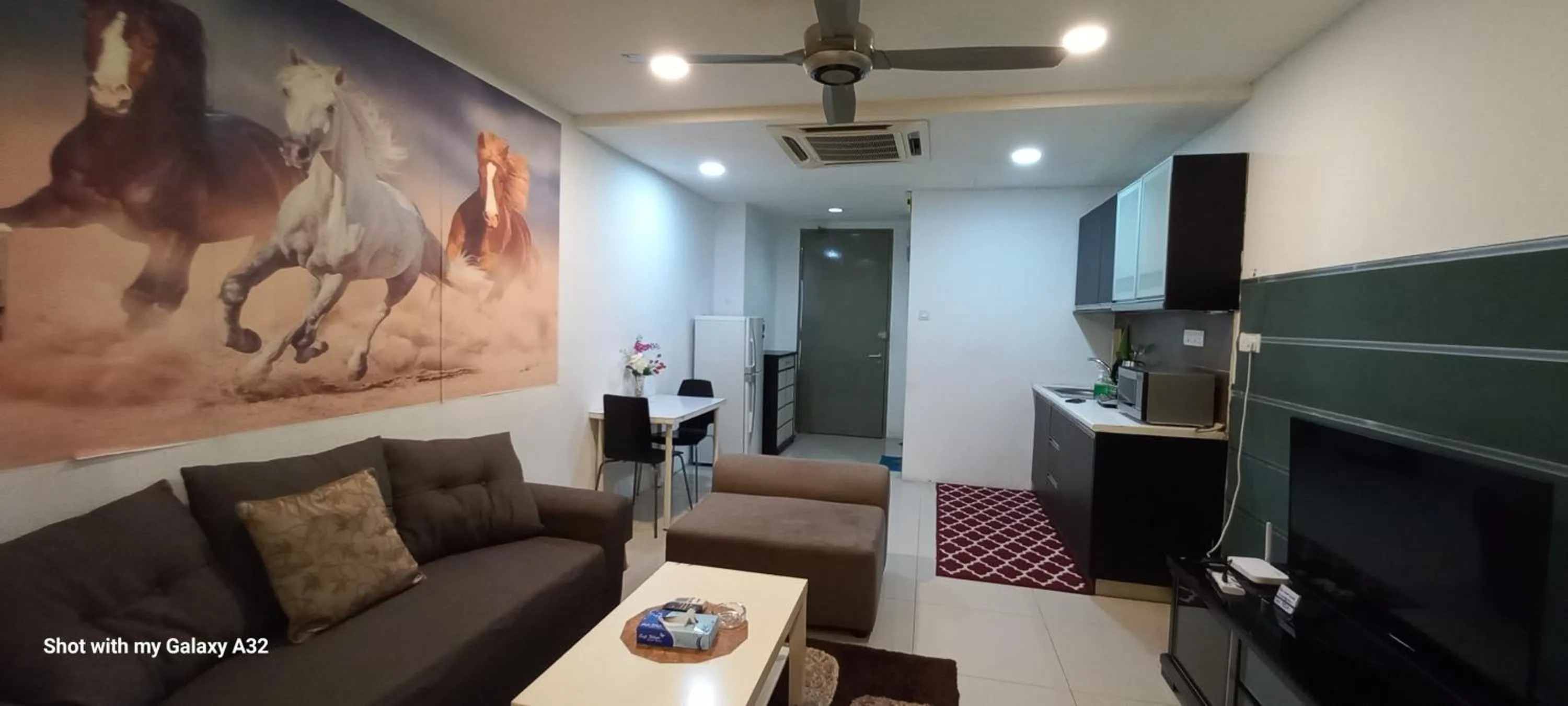 Kitchen or kitchenette in One Maxim Residence at Taragon