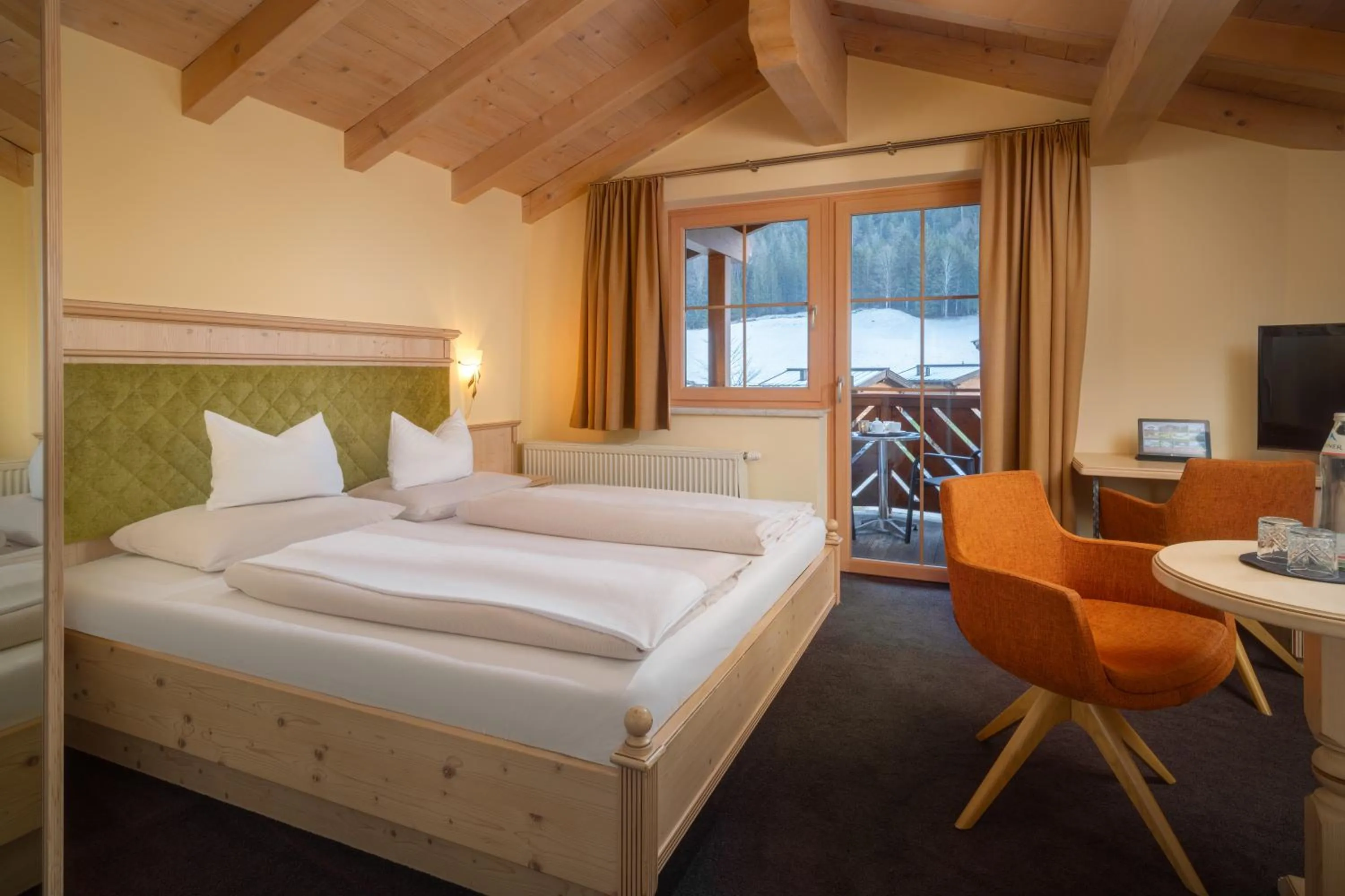 Photo of the whole room, Bed in Hotel Vitaloase zu den drei Brüdern