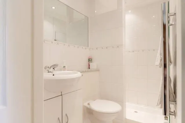 Bathroom in Swan Guest House LONDON - HEATHROW