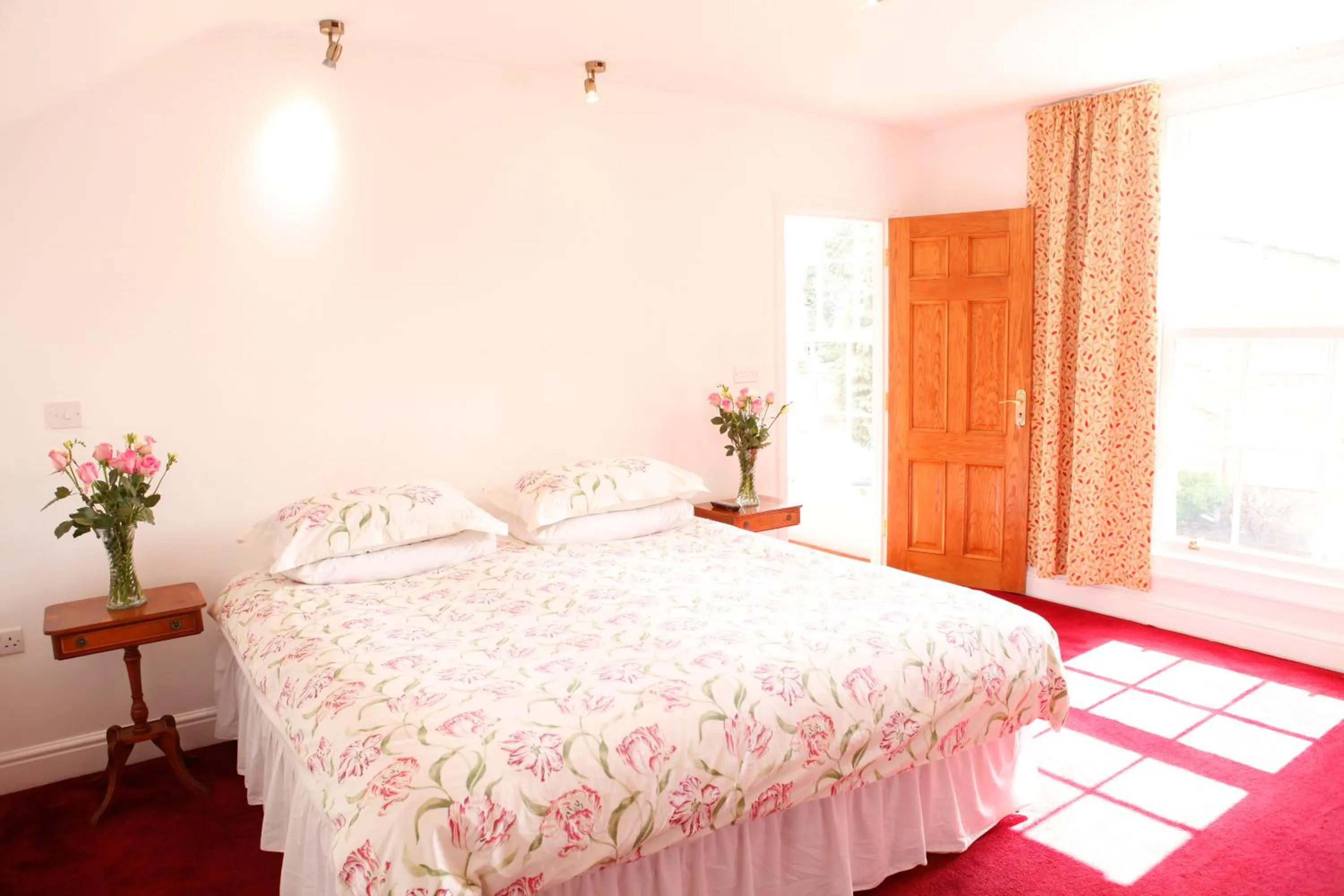 Photo of the whole room, Bed in Swan Guest House LONDON - HEATHROW