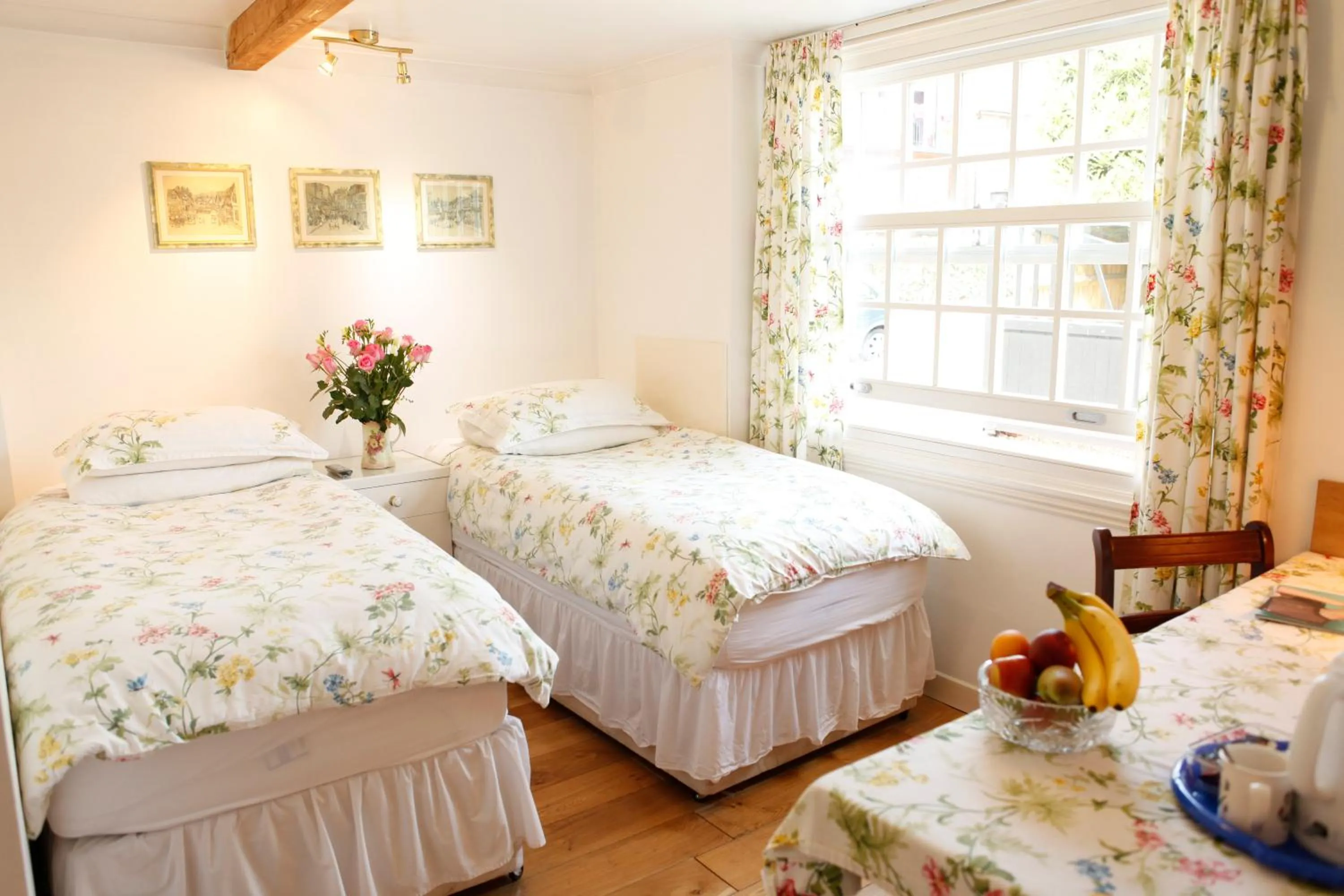 Photo of the whole room, Bed in Swan Guest House LONDON - HEATHROW