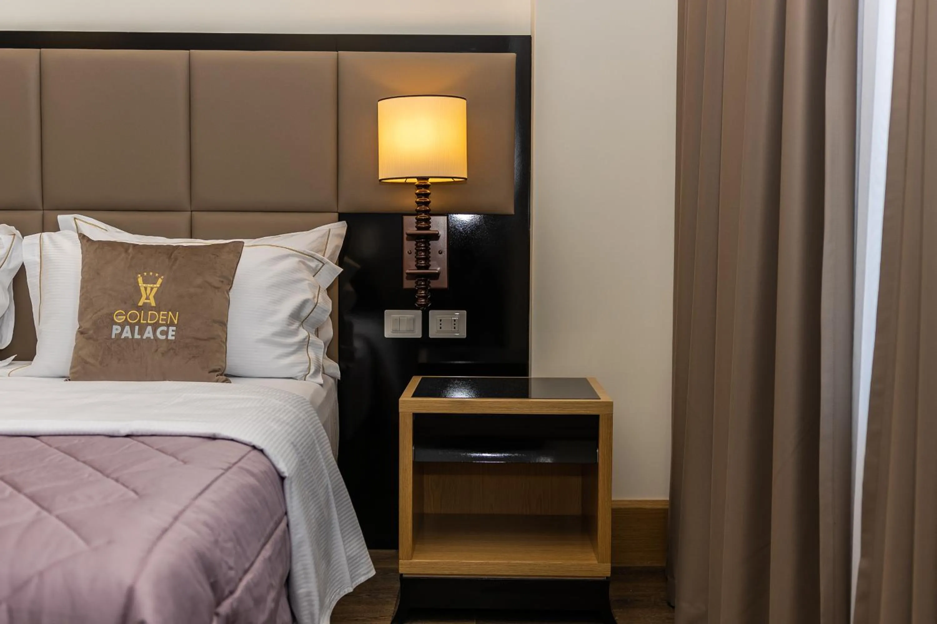 Bed in Hotel Golden Palace