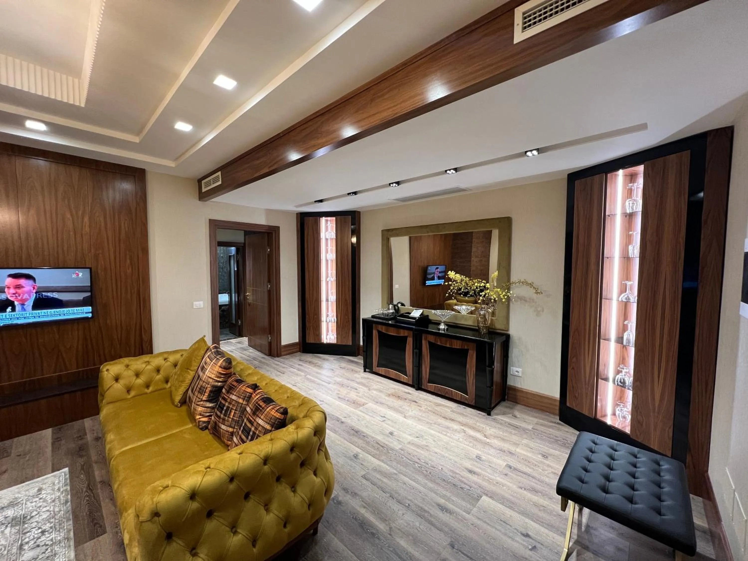 TV and multimedia in Hotel Golden Palace