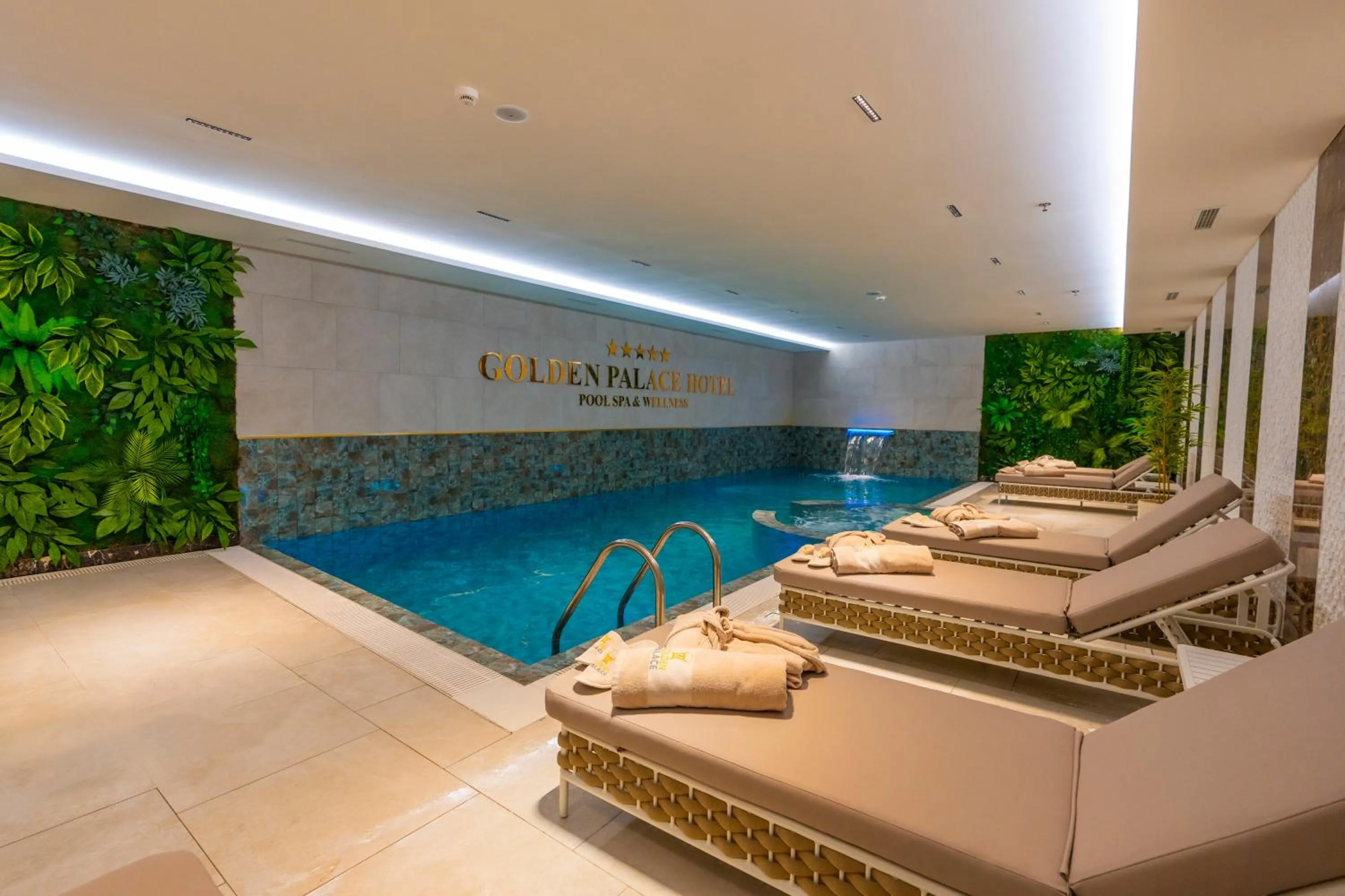 Pool view in Hotel Golden Palace