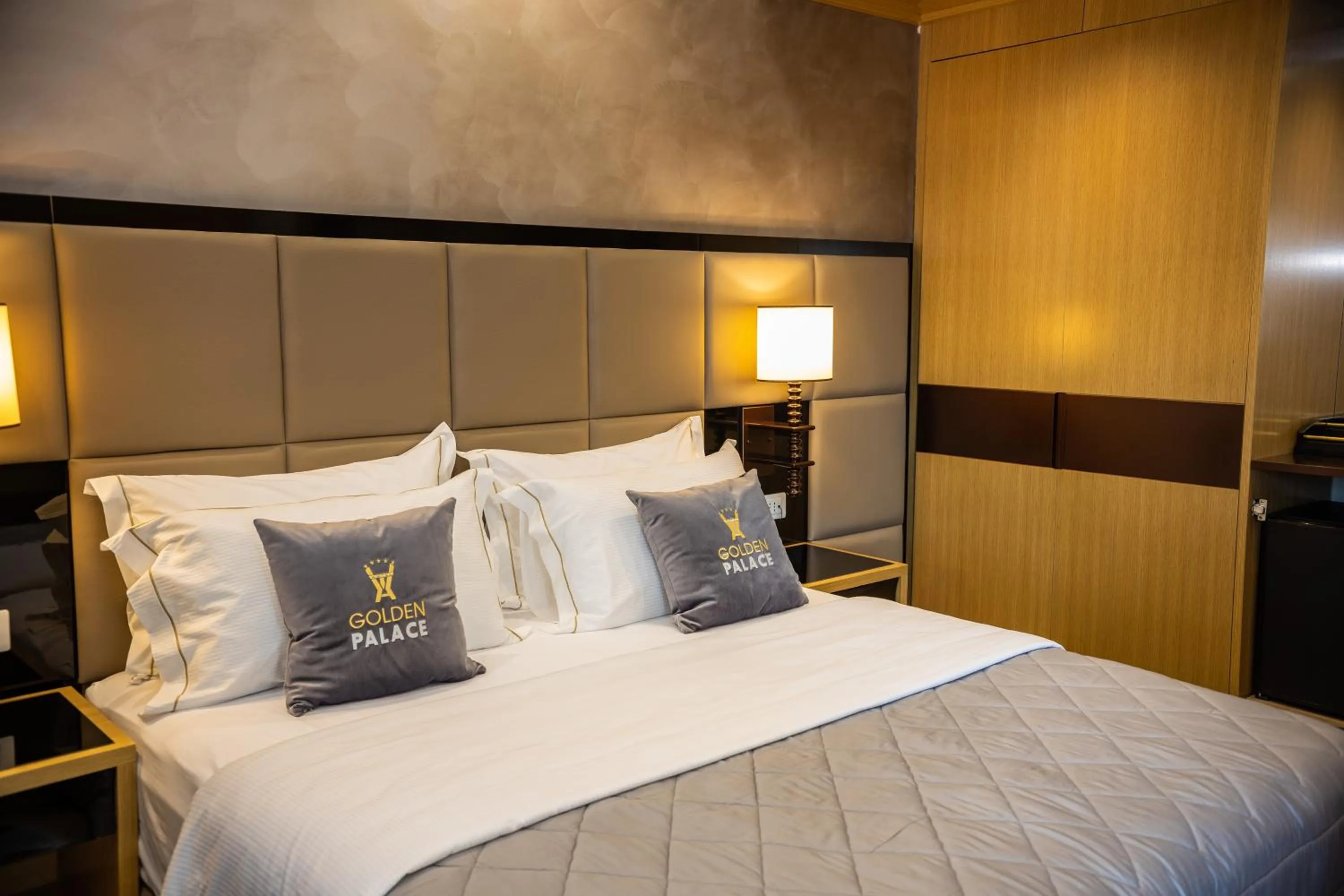 Bed in Hotel Golden Palace