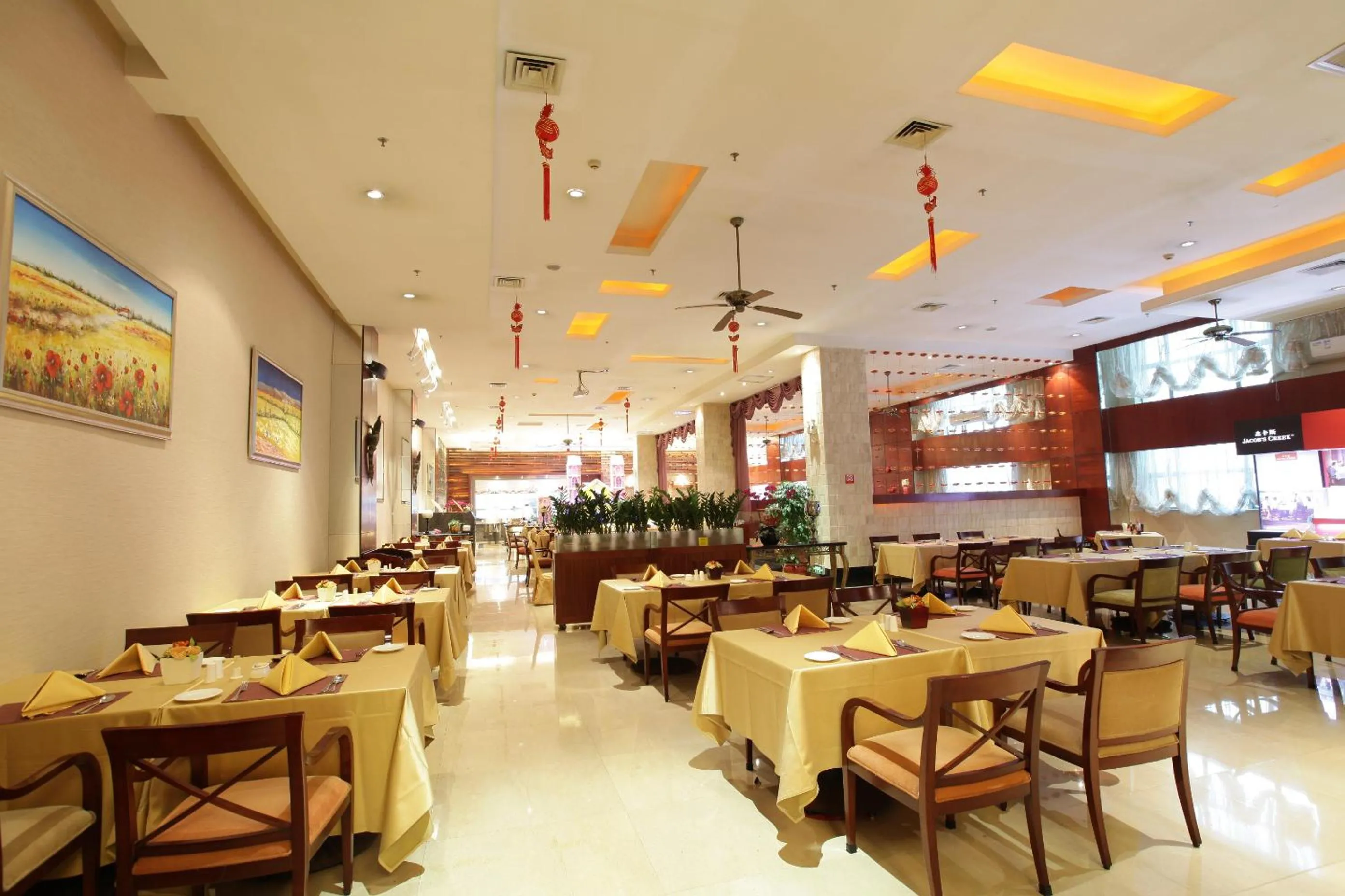 Restaurant/places to eat in Grand Royal Hotel