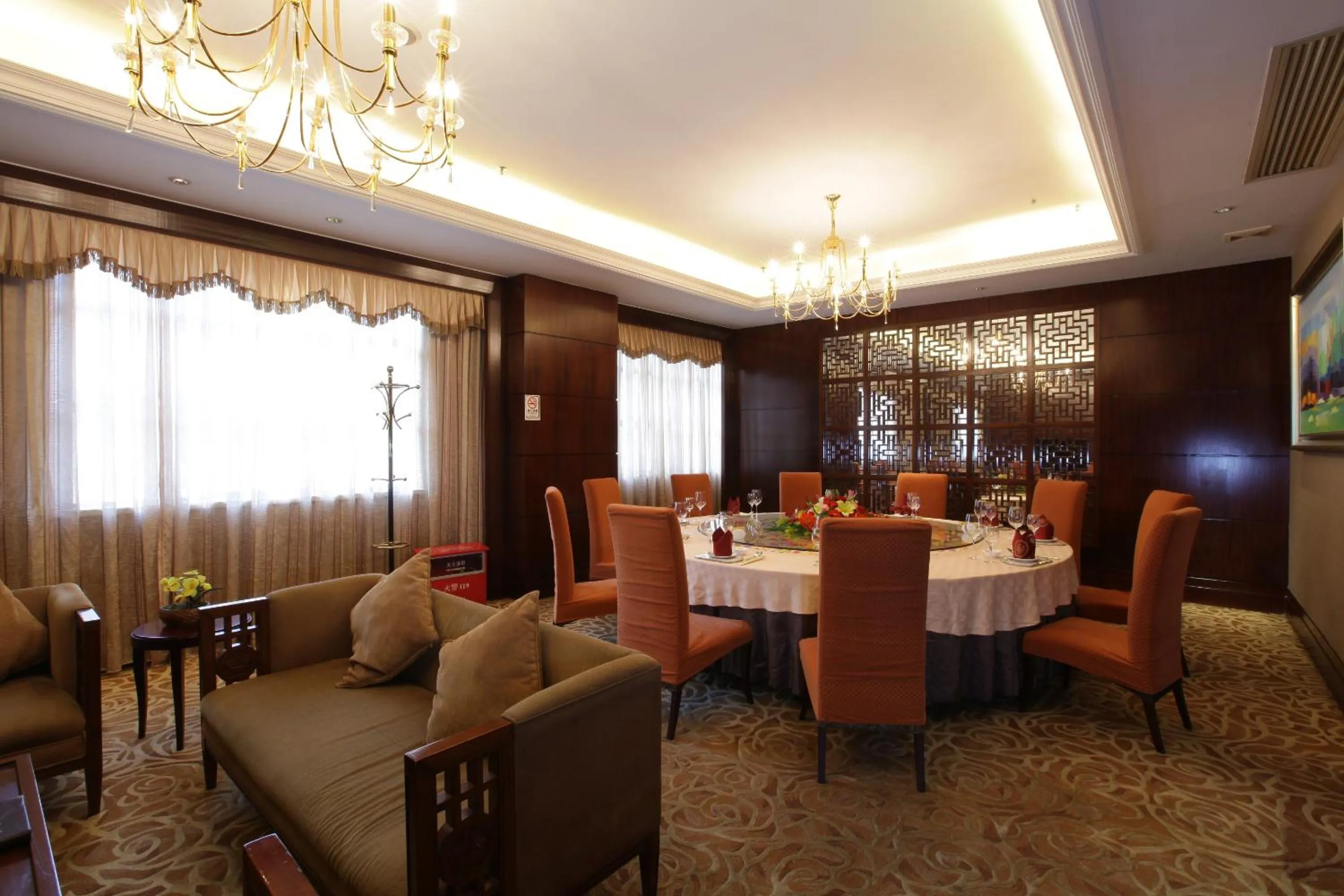 Restaurant/places to eat in Grand Royal Hotel