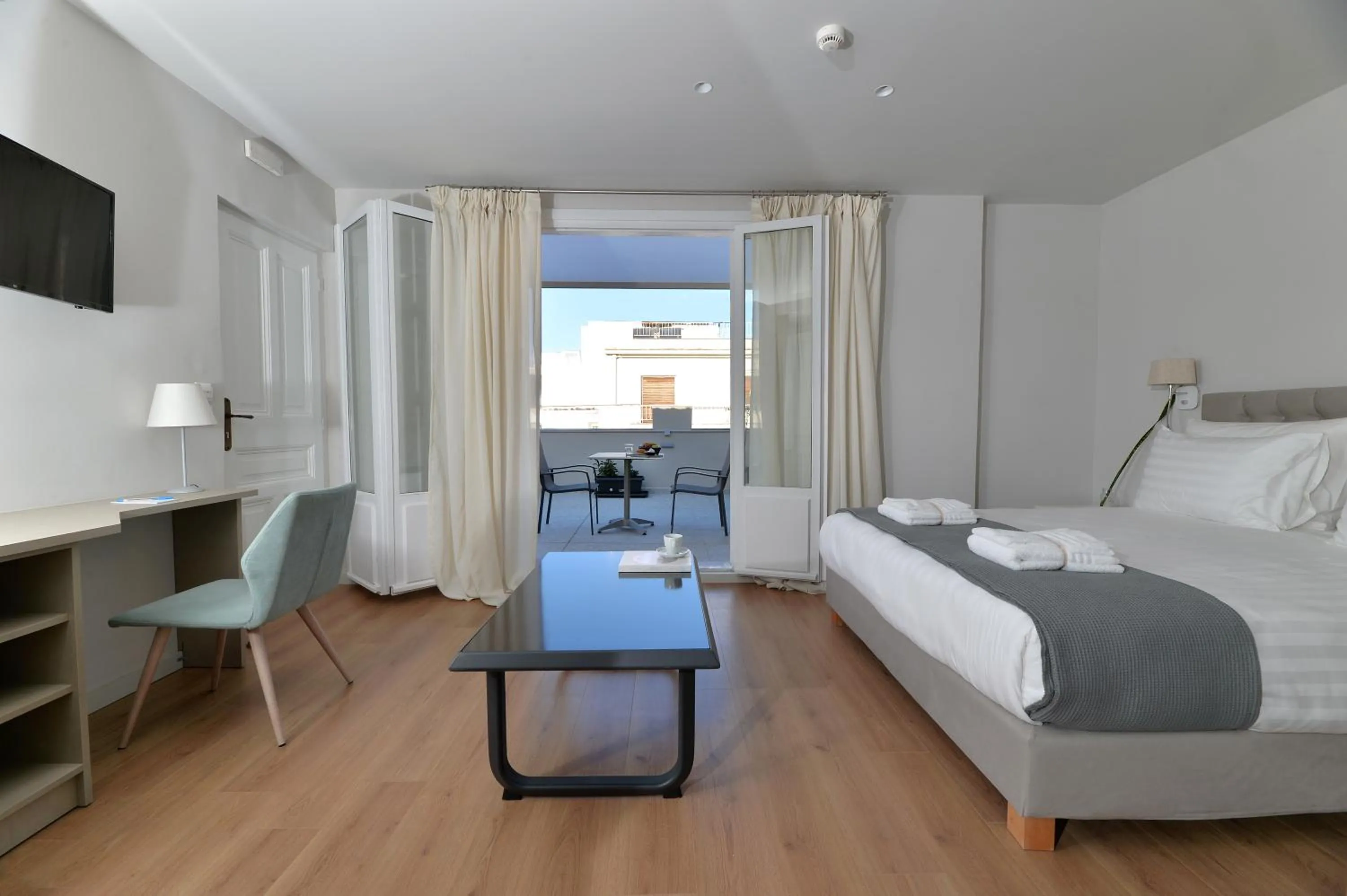 Bed in 1900 ATHENIAN HOUSE