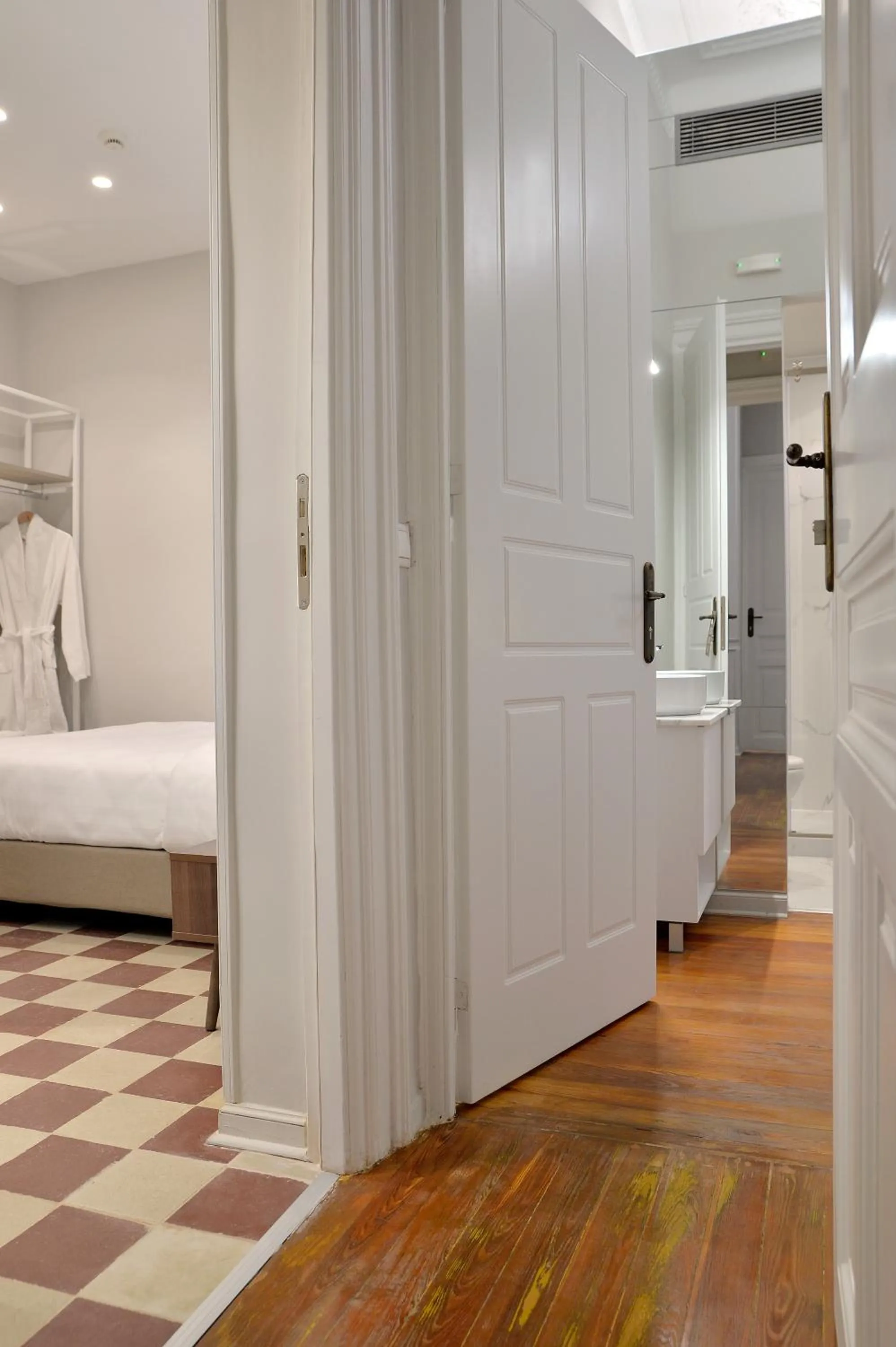 Bed in 1900 ATHENIAN HOUSE