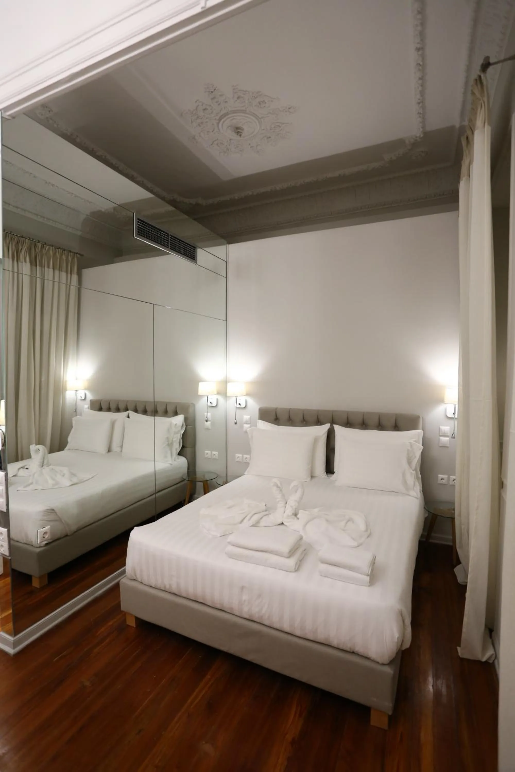 Bed in 1900 ATHENIAN HOUSE