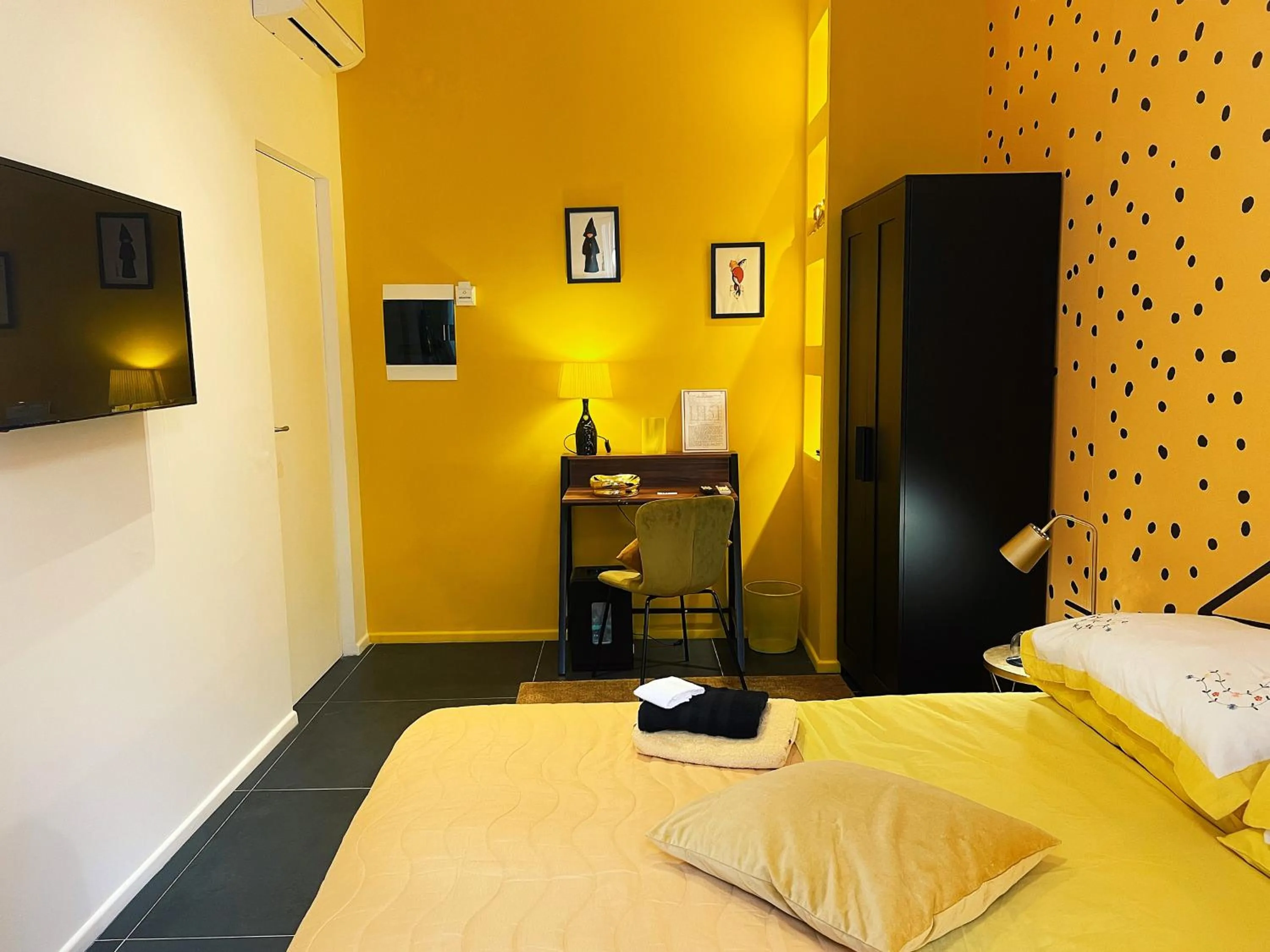 Bedroom, Bed in LH51 Rooms