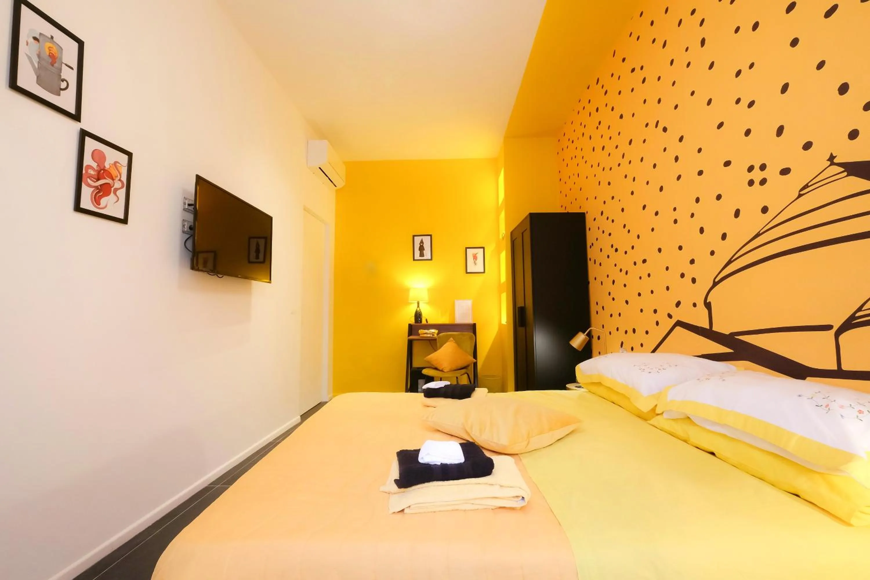 Bedroom, Bed in LH51 Rooms