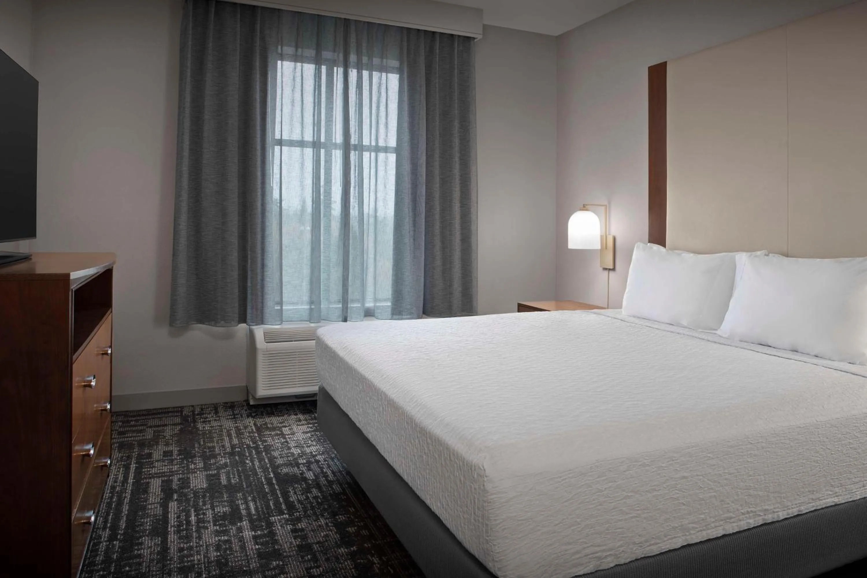 Bed in Homewood Suites by Hilton Seattle/Lynnwood