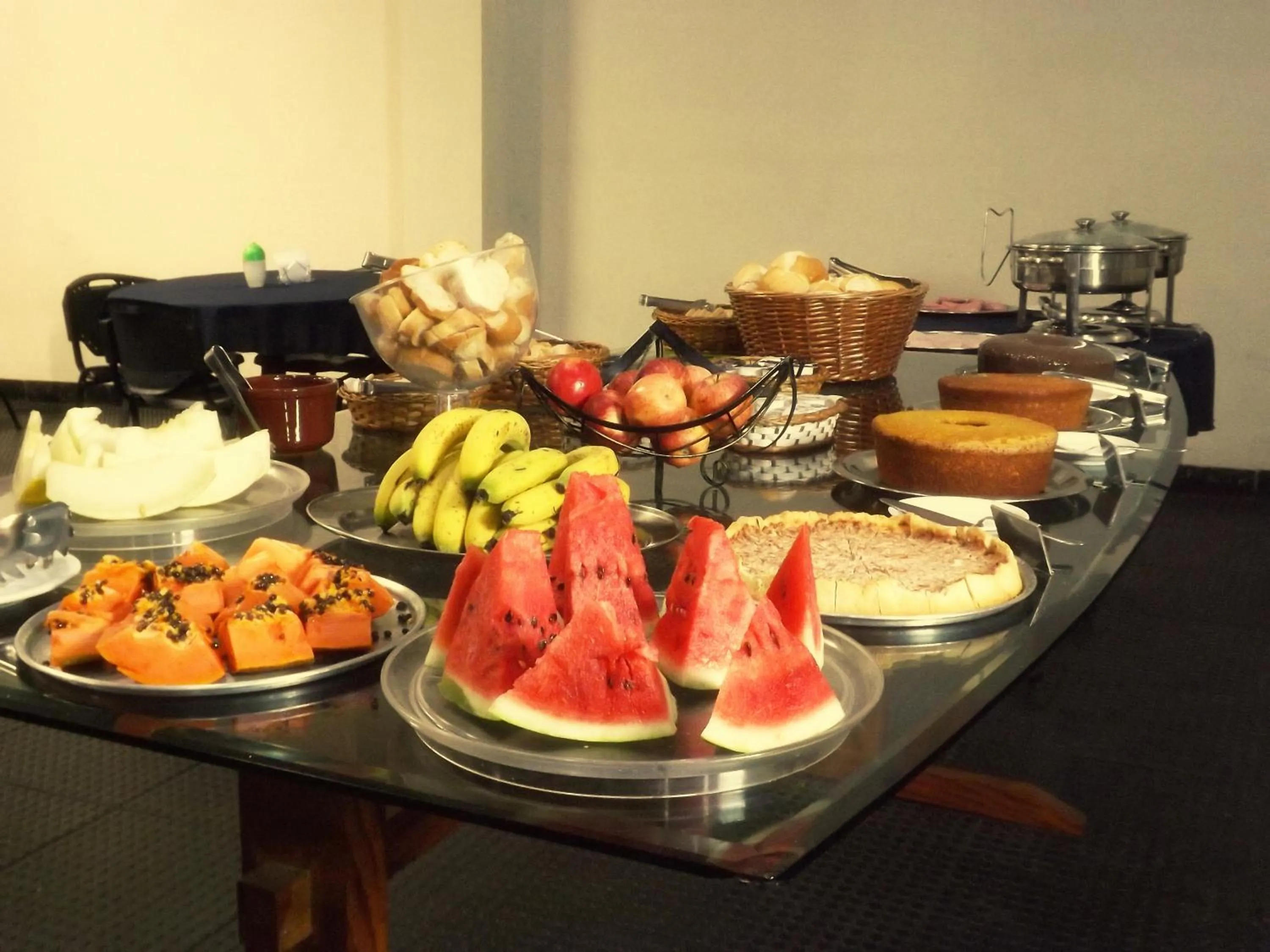 Continental breakfast in Londres Royal Hotel