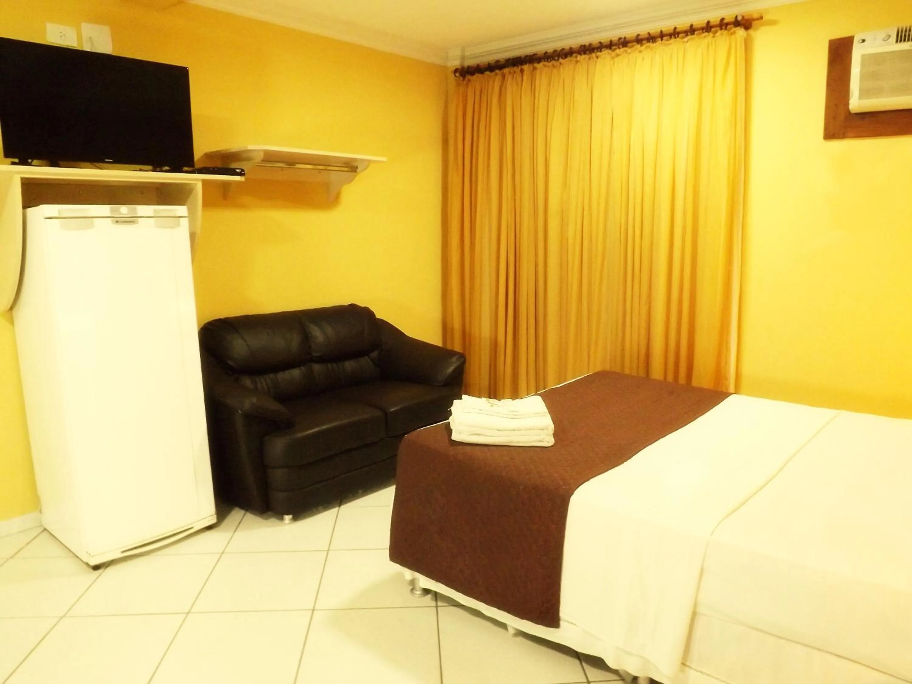 Shower, Bed in Londres Royal Hotel