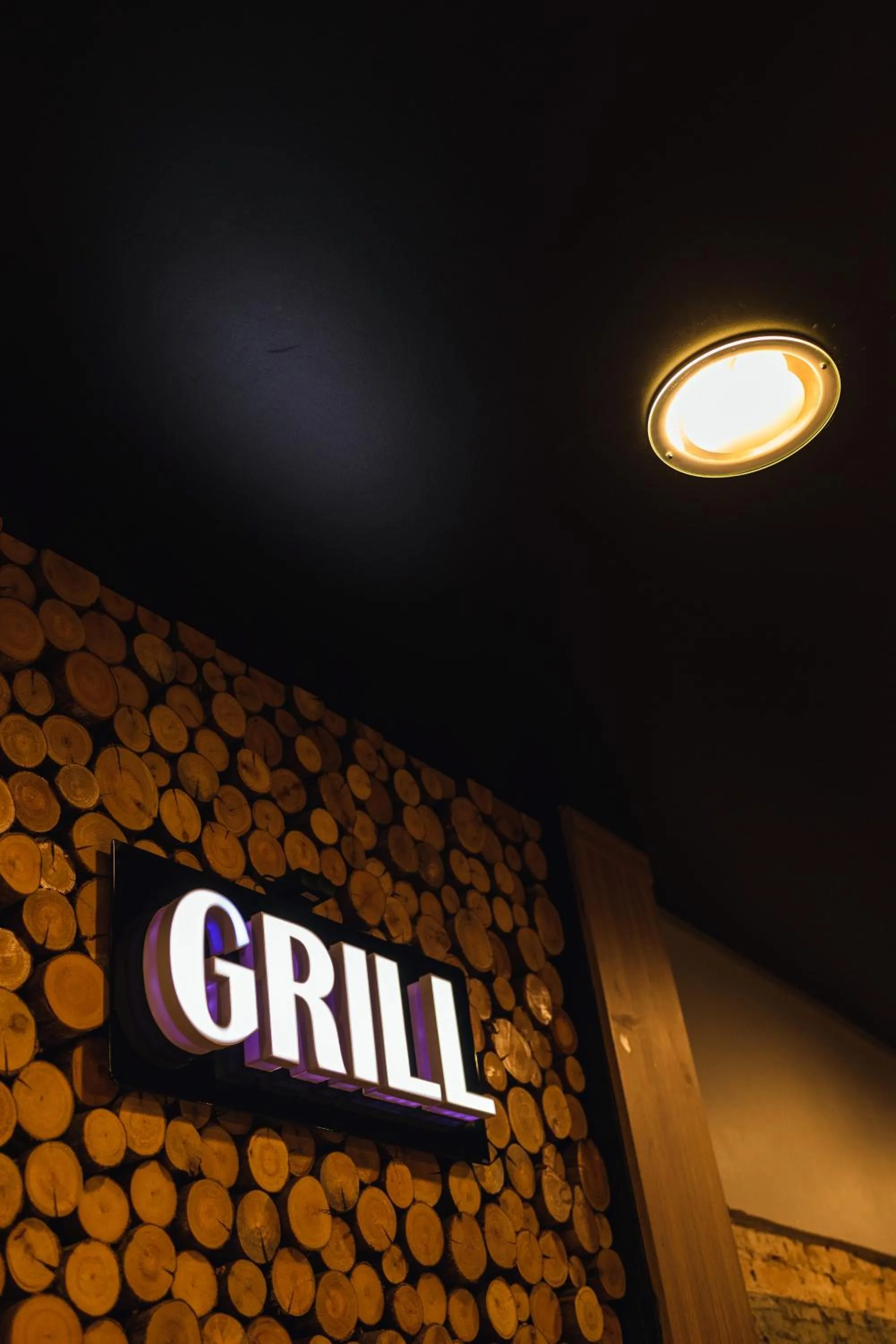 Restaurant/places to eat in Treville Hotel