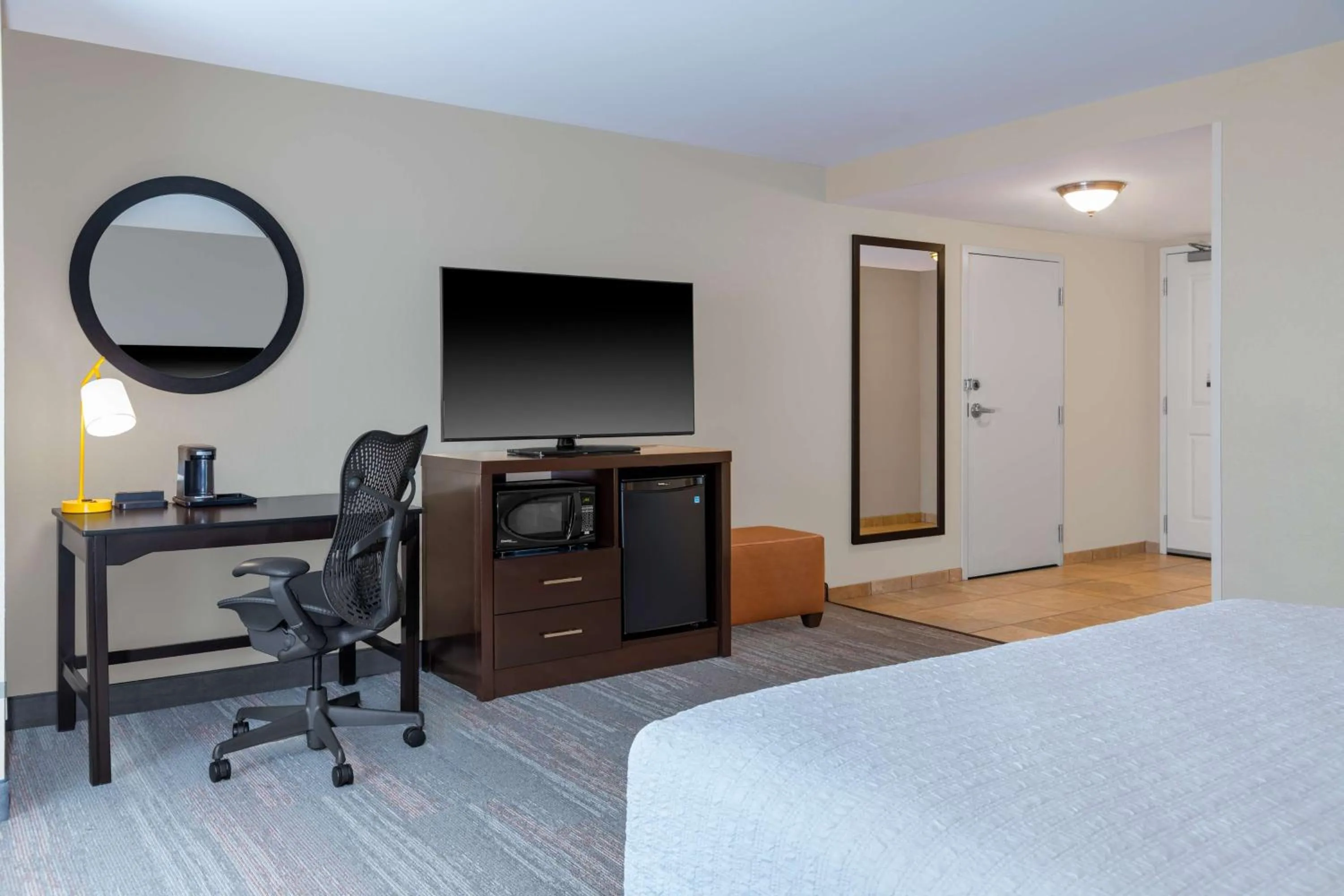 Bedroom, Bed in Hampton Inn & Suites Madison Downtown