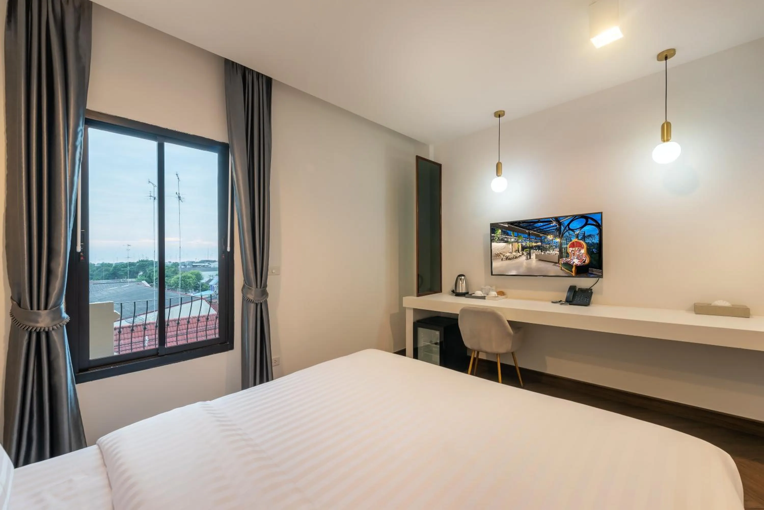 Photo of the whole room, Bed in Nine River Hotel