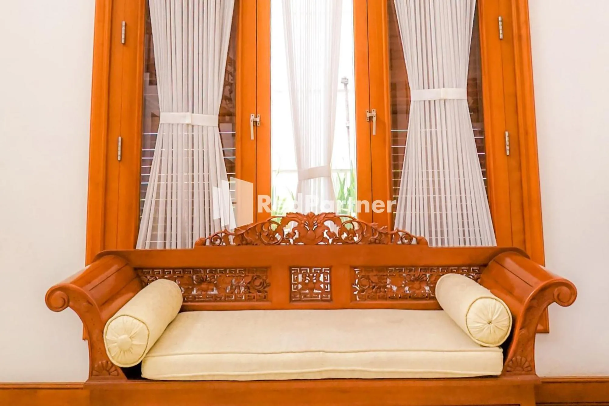 Seating area in RedDoorz at Daffi Araya