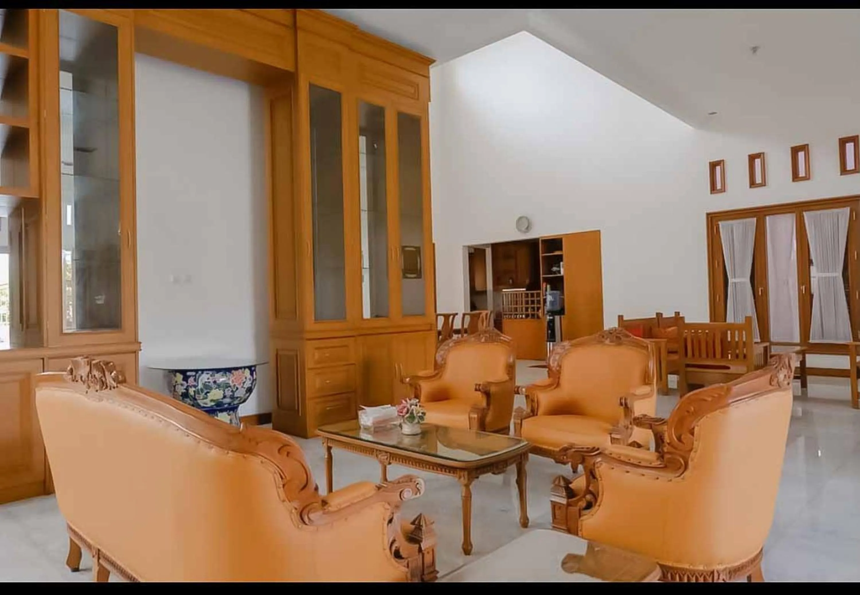 Seating area in RedDoorz at Daffi Araya