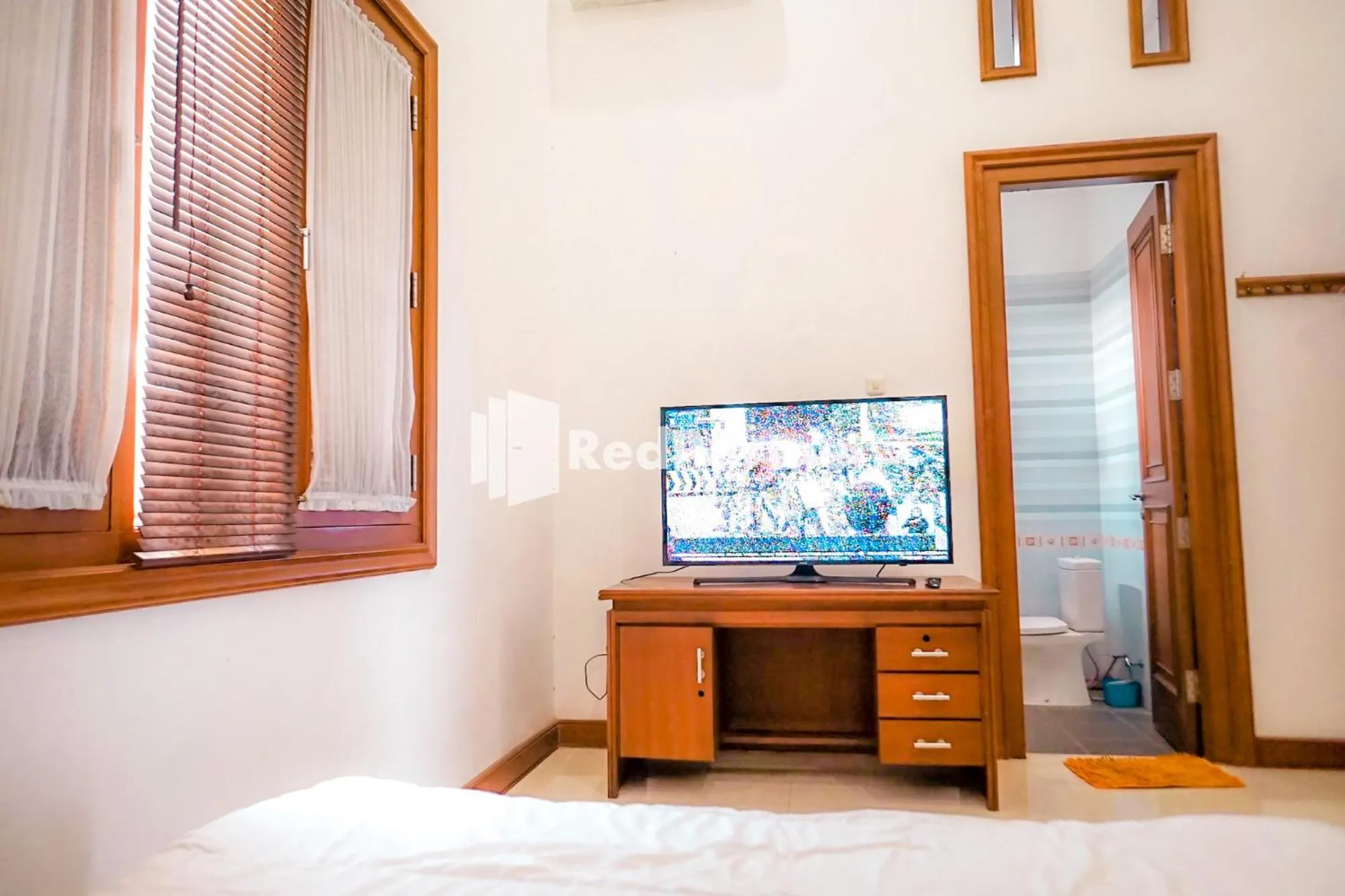 TV and multimedia in RedDoorz at Daffi Araya