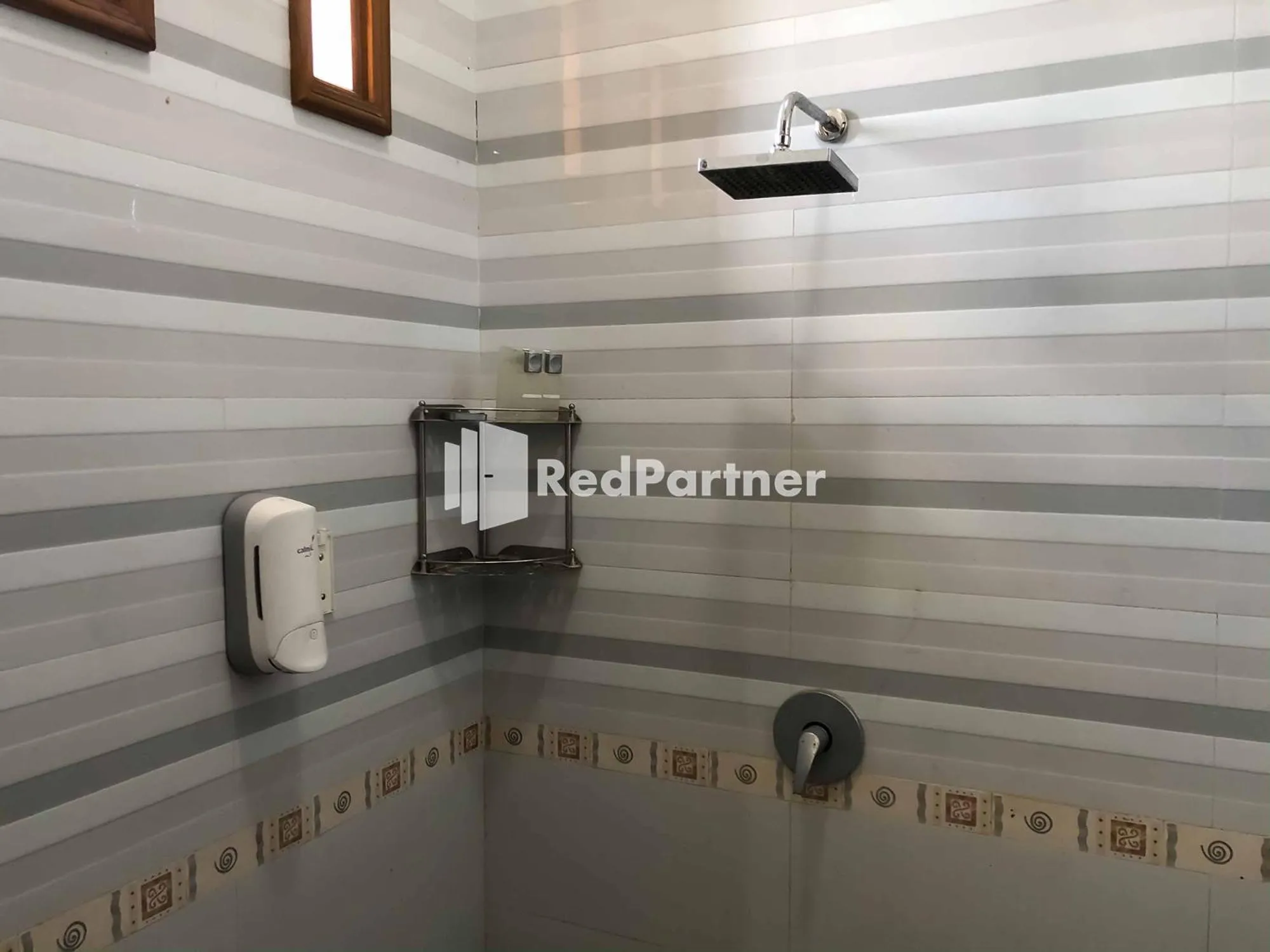 Bathroom in RedDoorz at Daffi Araya