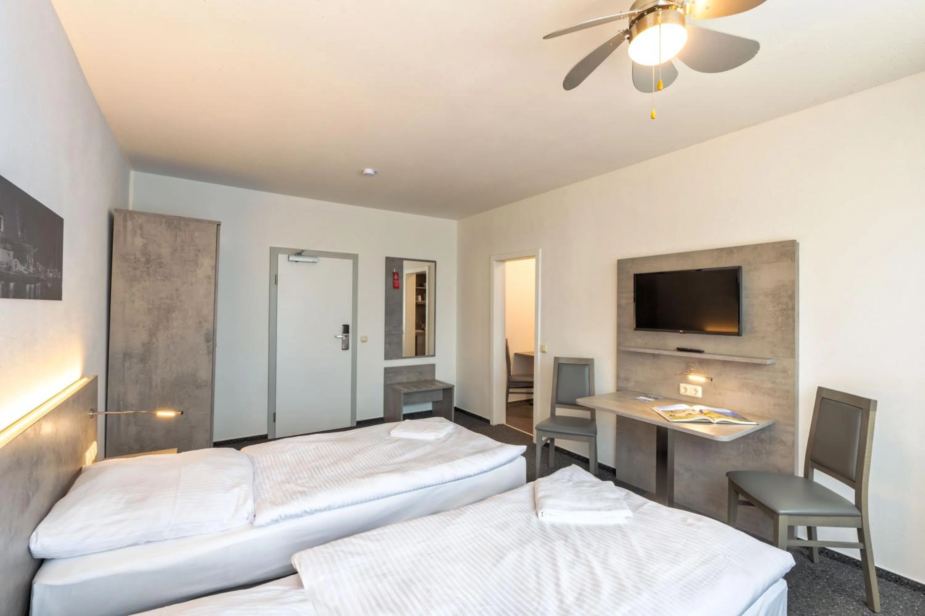 Photo of the whole room, Bed in Hotel & Gästehaus Rostock Lütten Klein