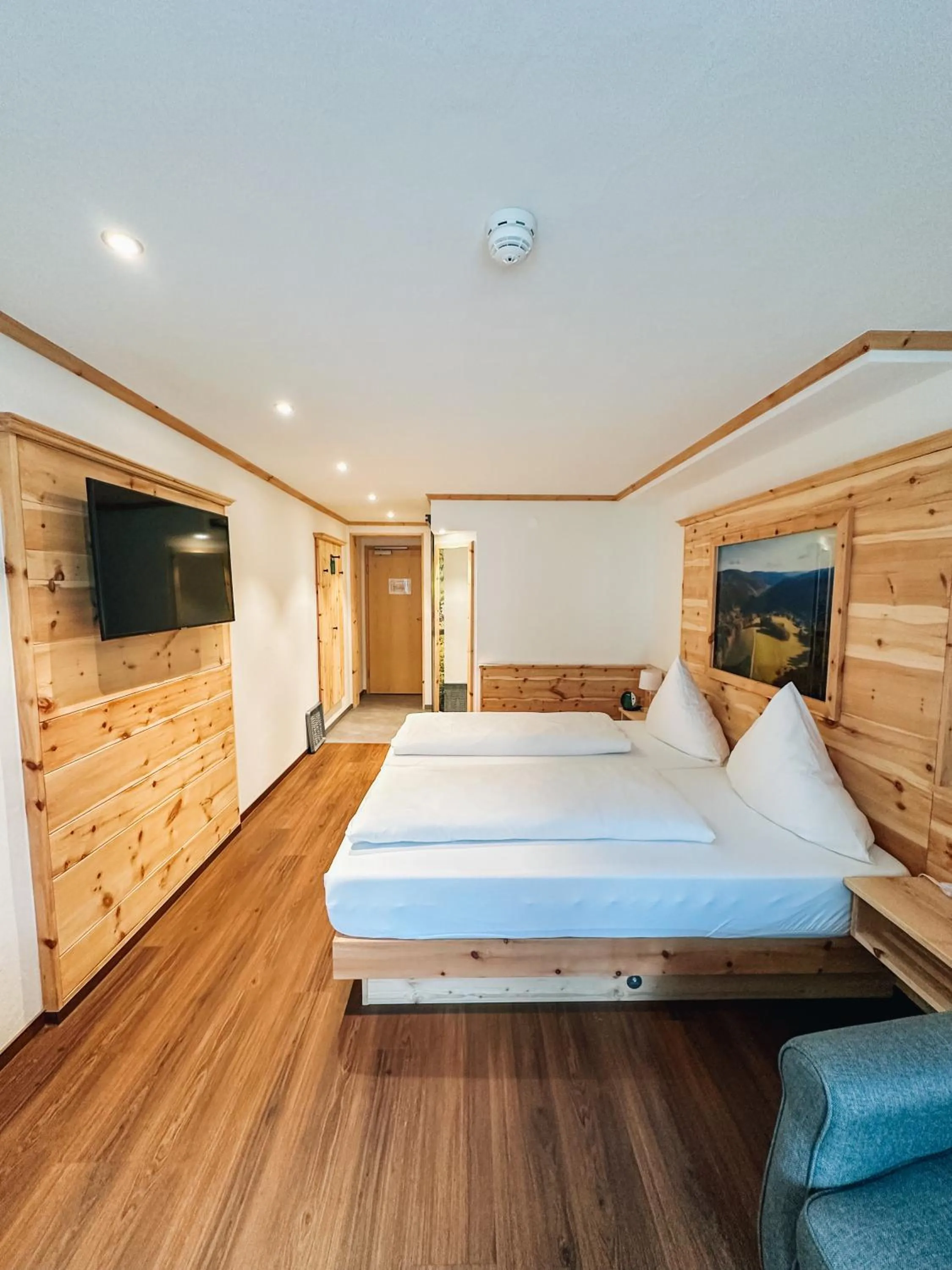 Photo of the whole room, Bed in Hotel Schwarzwald-Resort Rößle