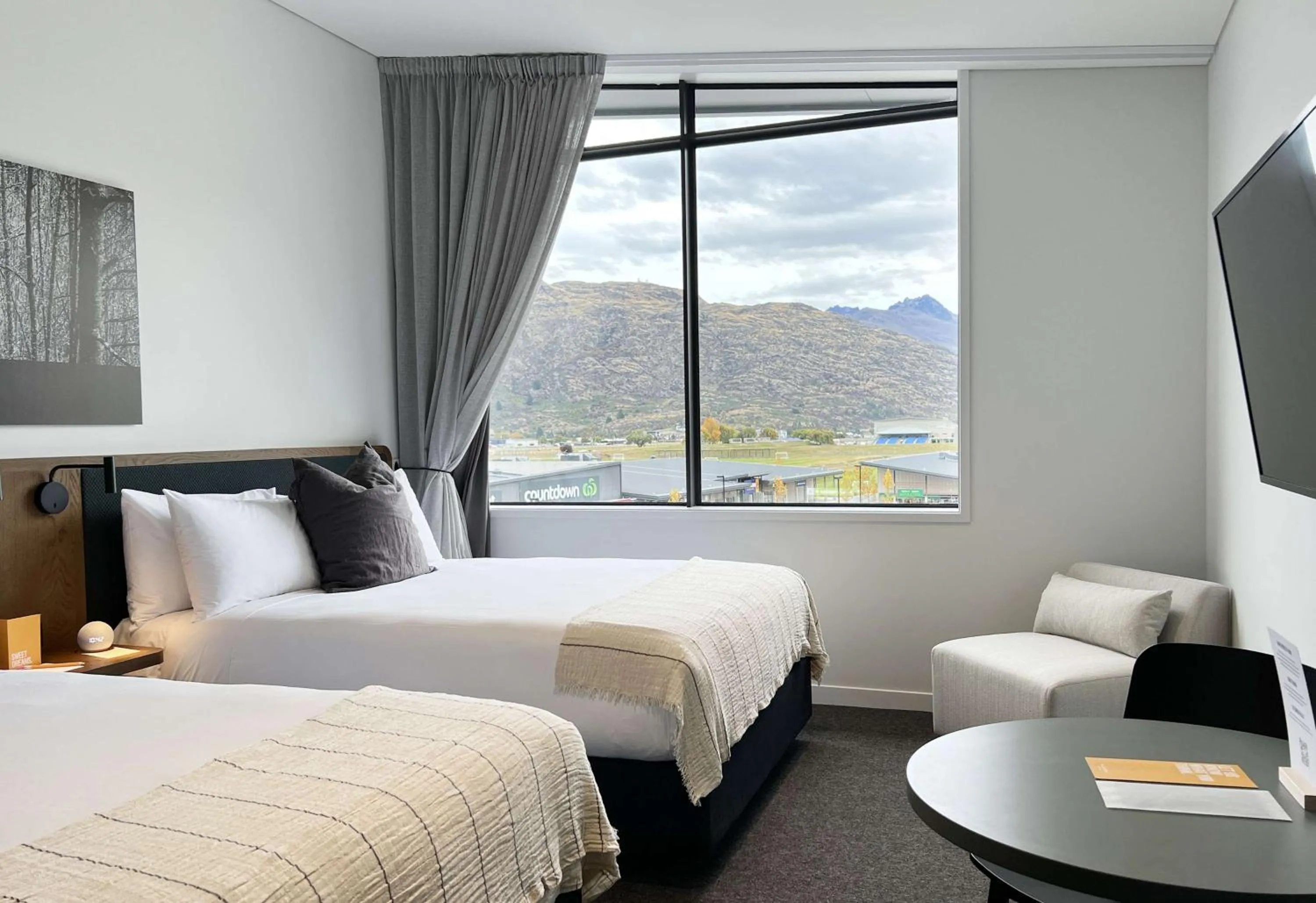 Bedroom, Bed in Sudima Queenstown Five Mile