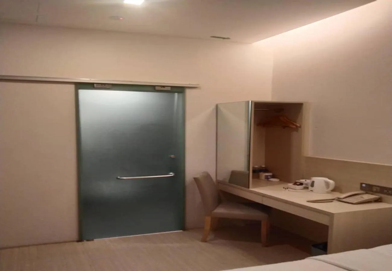 Toilet, Bed in Minimalist Hotel