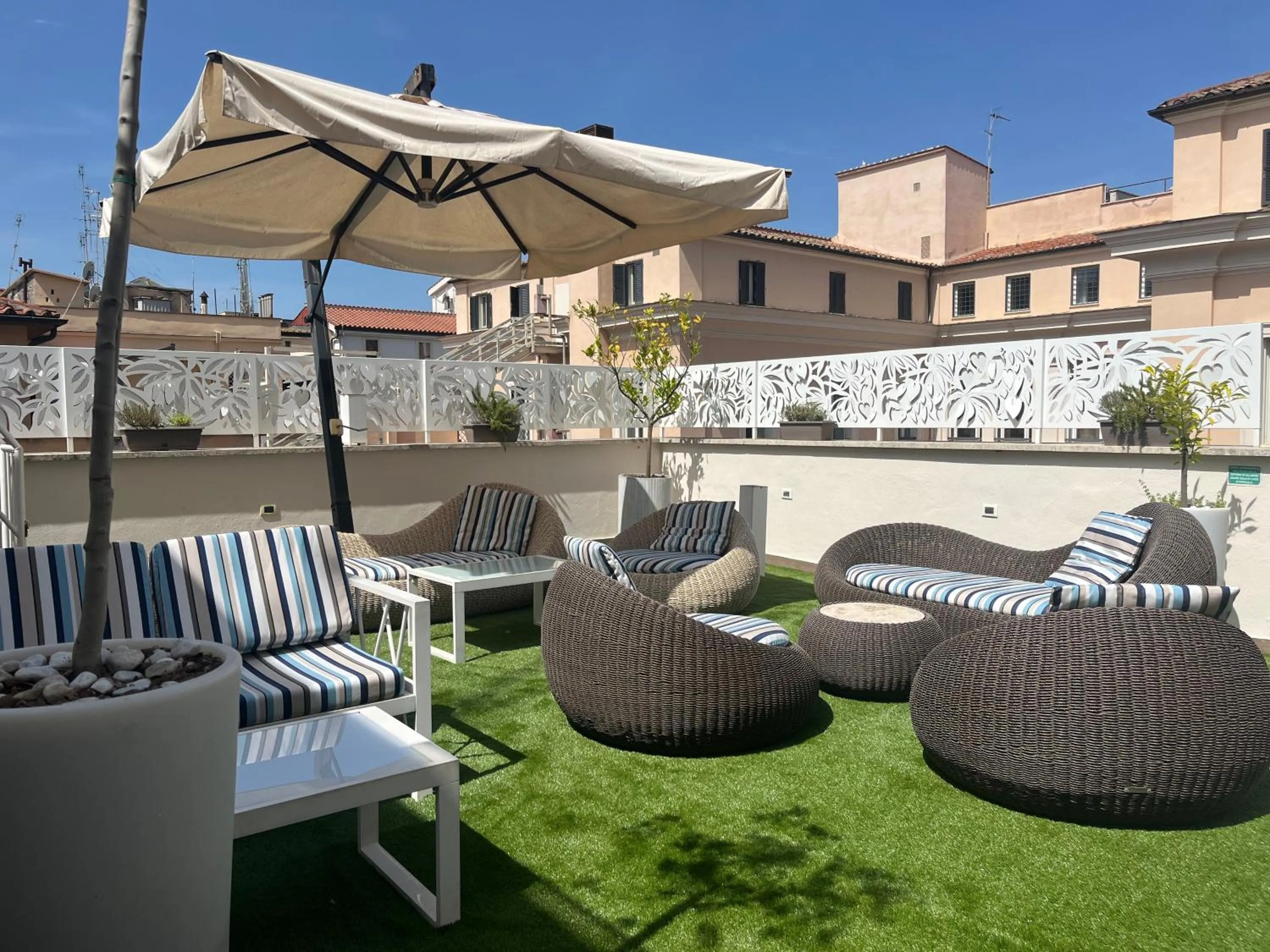 Restaurant/places to eat in Rome Life Hotel