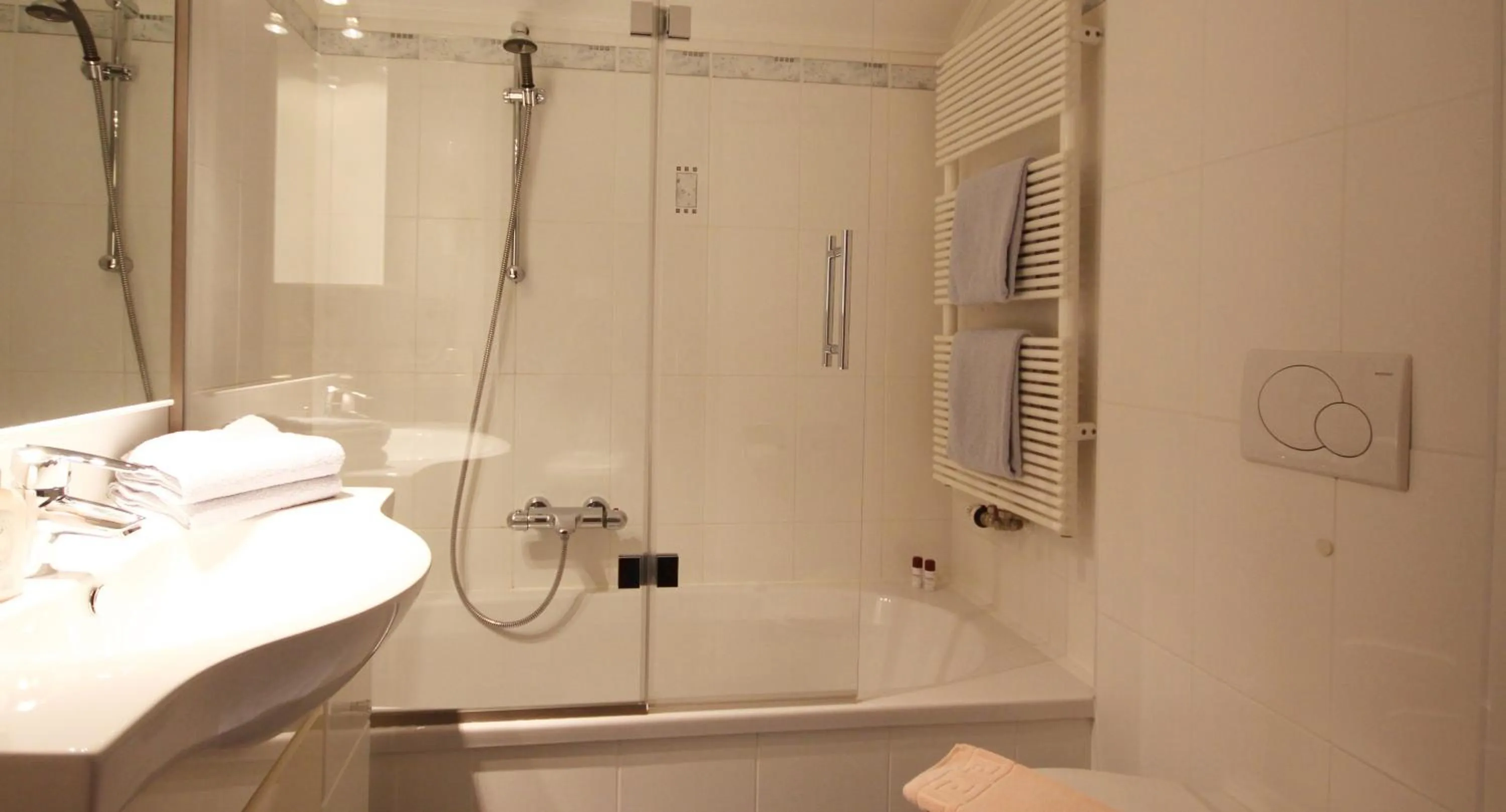 Photo of the whole room in Hotel-Garni Schernthaner