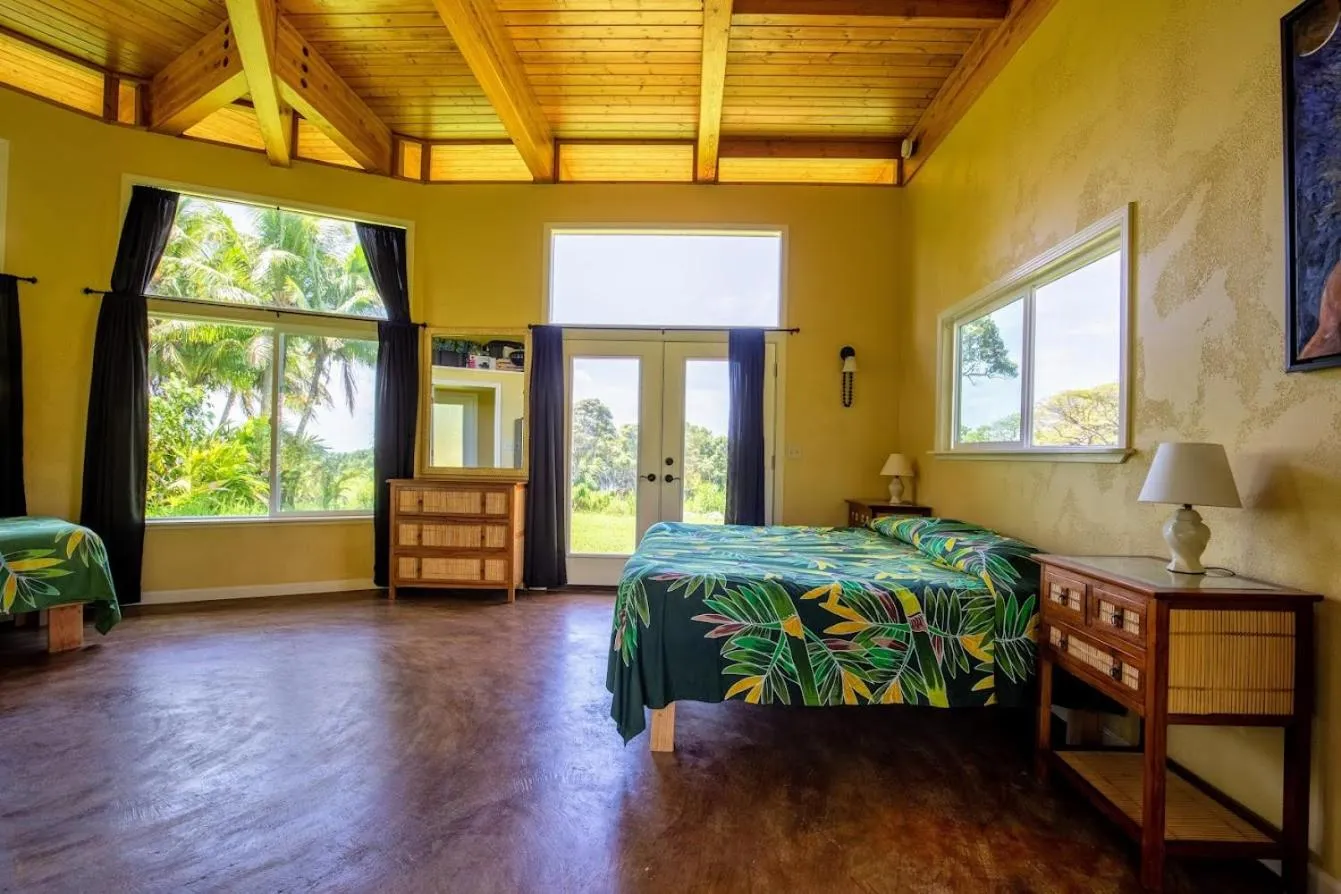 Photo of the whole room, Bed in Kalani Oceanside Retreat