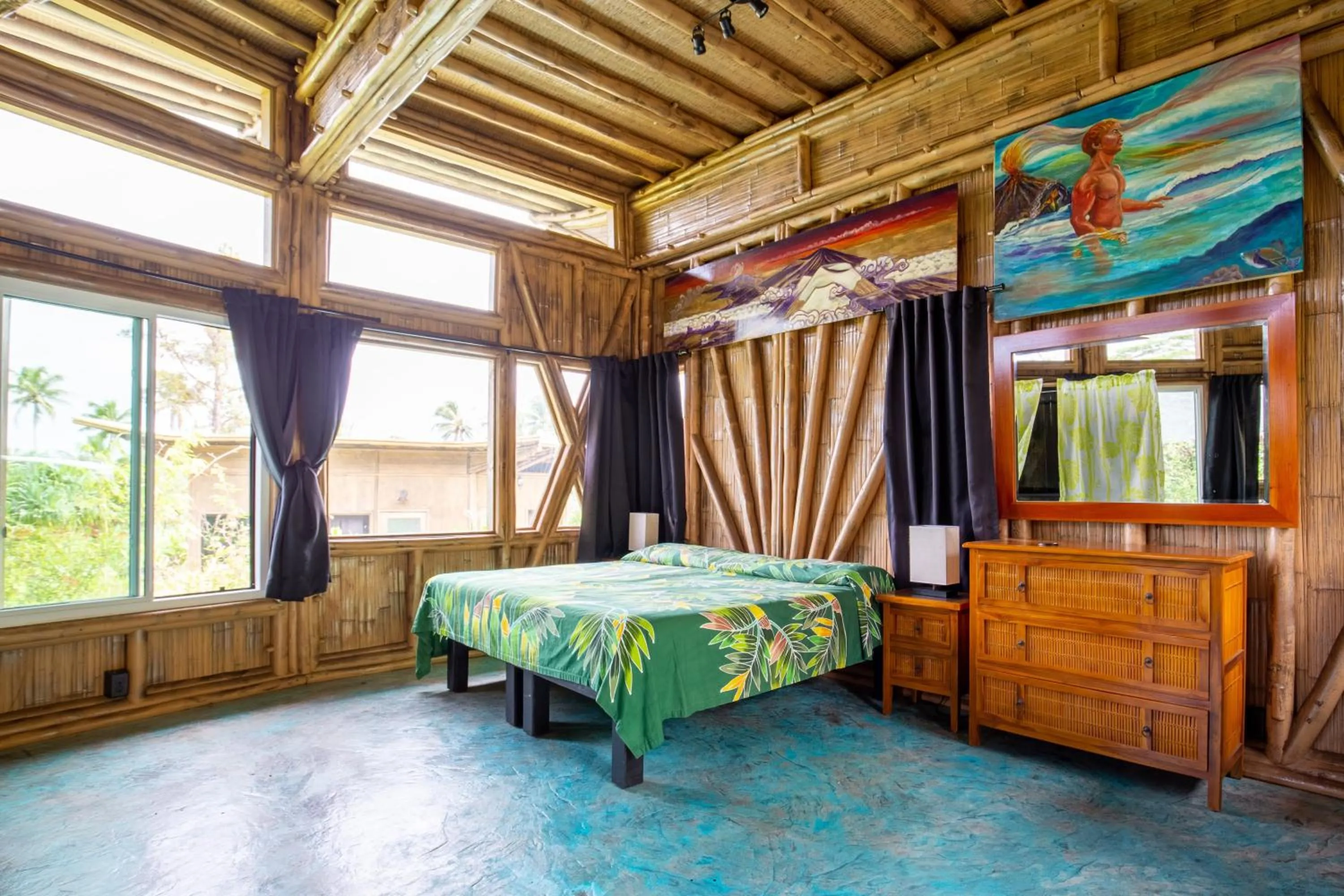 Bed in Kalani Oceanside Retreat