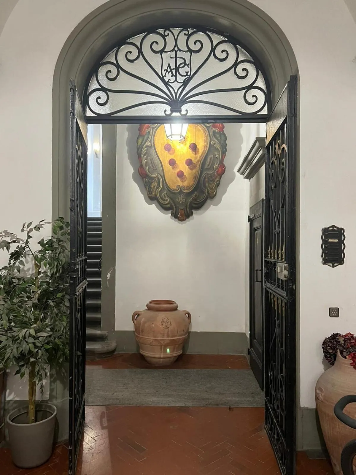 Property building in Elegant and historic 3-Bedroom in city center -By LikeHomeFlorence