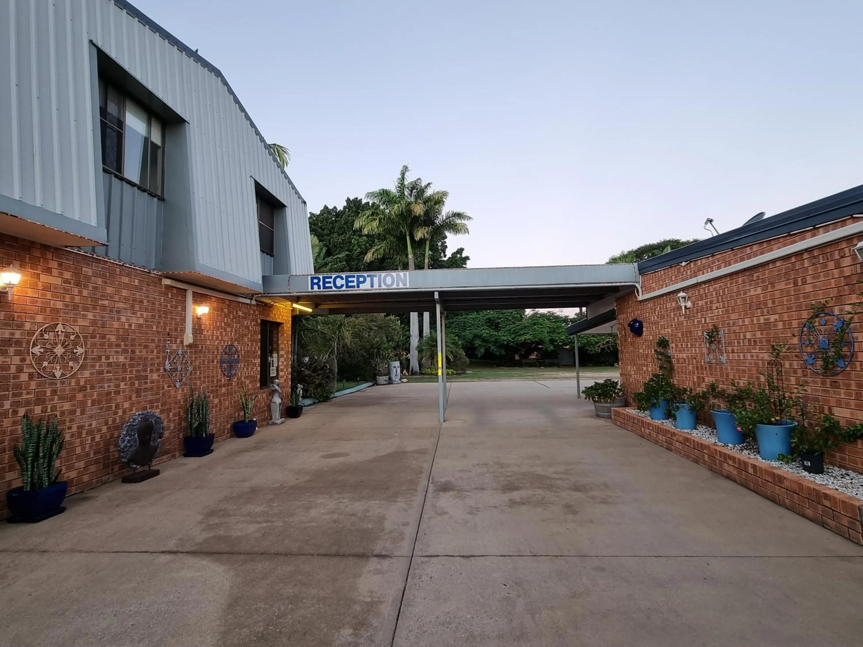 Facade/entrance in Benaraby Hilltop MotorInn