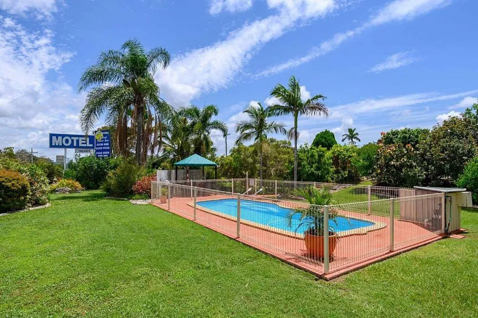 Swimming pool in Benaraby Hilltop MotorInn